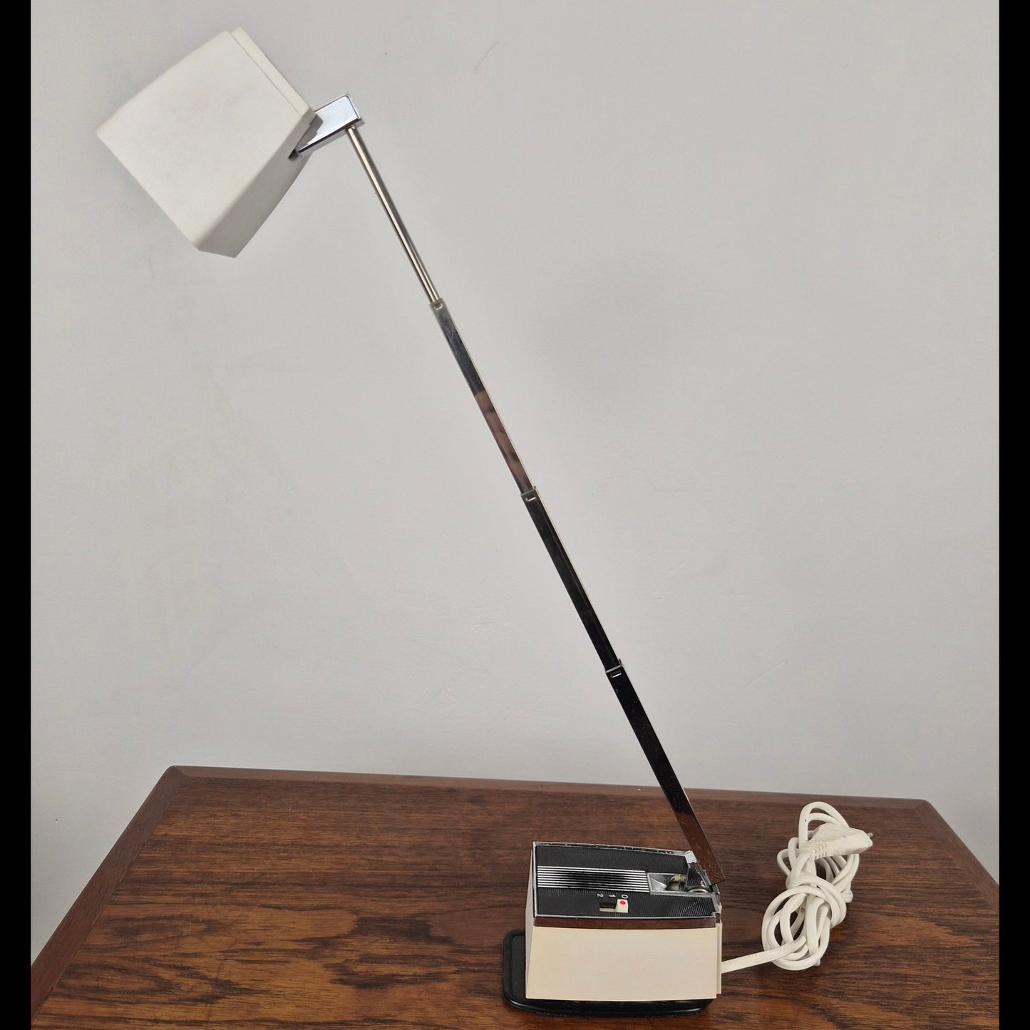 Lampe de table modèle Solo mini par H Bødtcher Hansen, Danemark 1960 – vue de profil – en métal – Danemark, années 1960 – Atelier 56