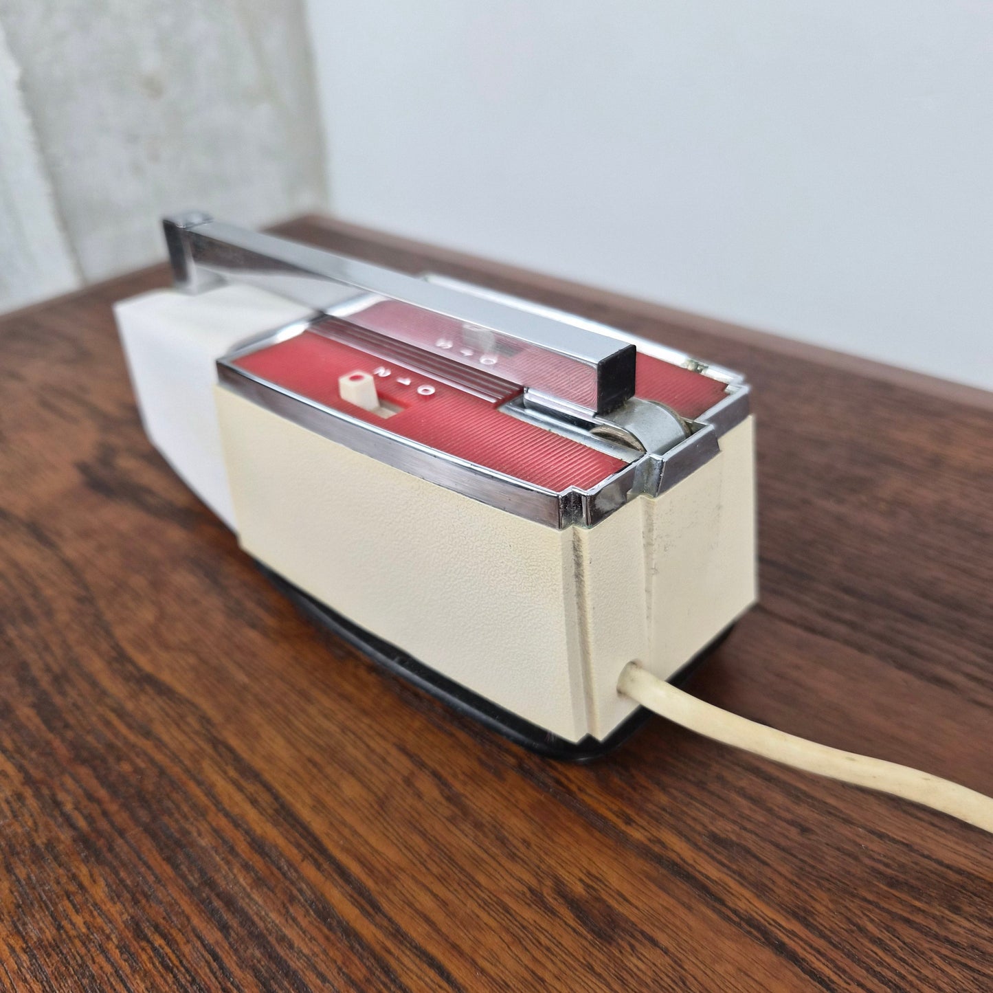 Lampe de table modèle Solo mini par H Bødtcher Hansen, Danemark 1960 – détail du verre – en métal – Danemark, années 1960 – Atelier 56