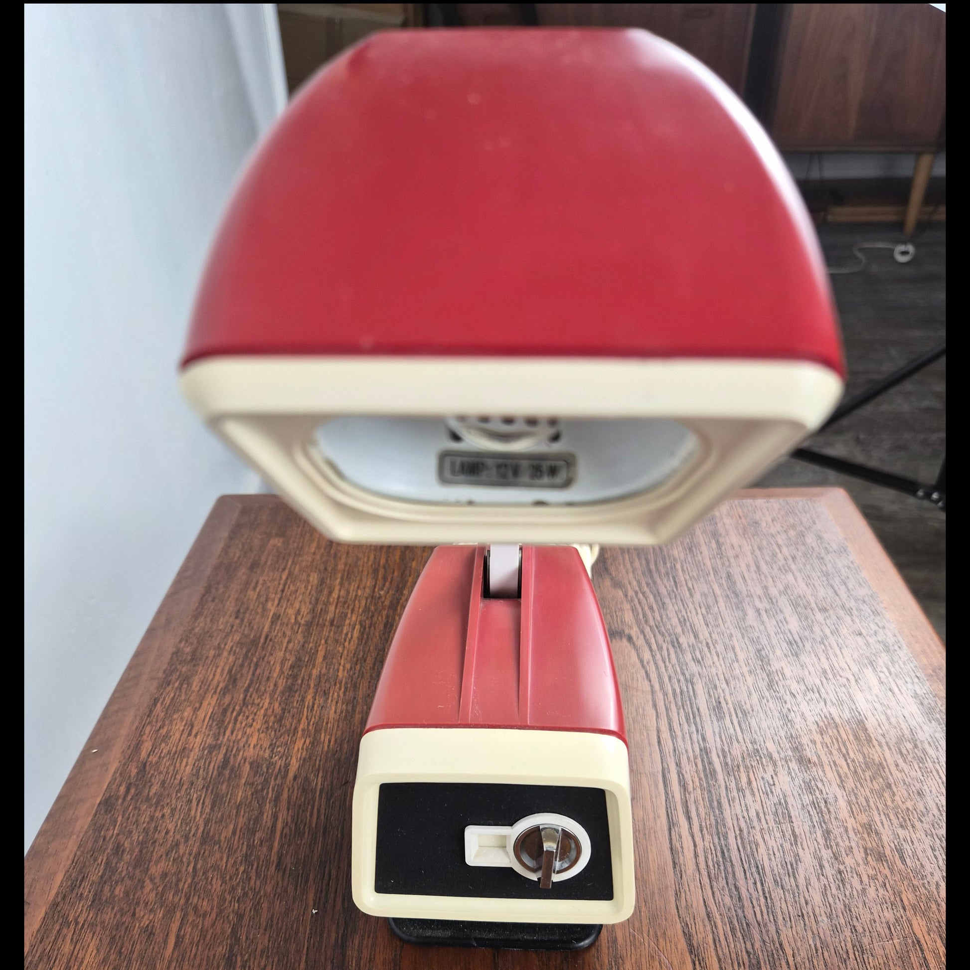 Lampe de table modèle Solo maxi par H Bødtcher Hansen, Danemark 1960 – détail du système de suspension – en métal – Danemark, années 1960 – Atelier 56