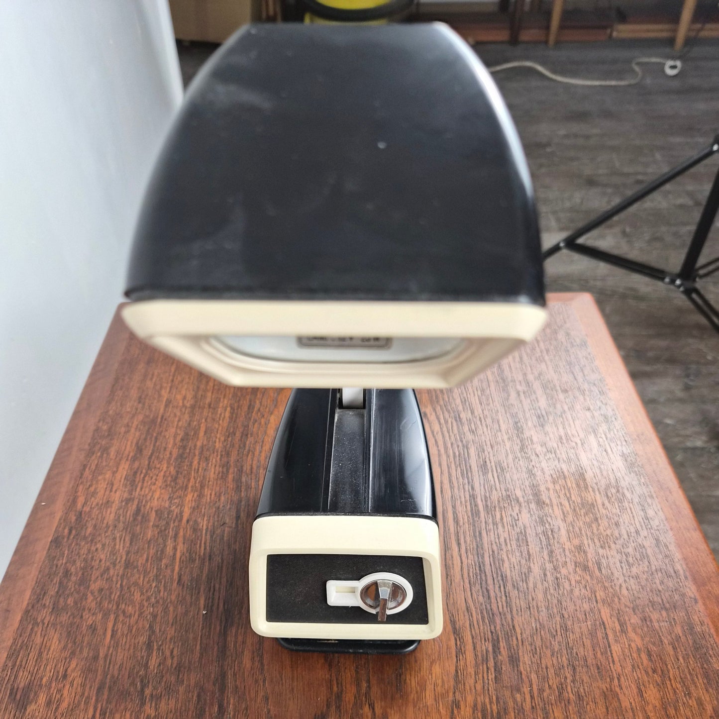 Lampe de table modèle Solo maxi par H Bødtcher Hansen, Danemark 1960 – détail du système de suspension – en métal – Danemark, années 1960 – Atelier 56