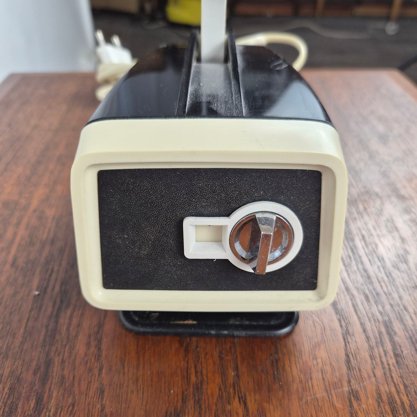 Lampe de table modèle Solo maxi par H Bødtcher Hansen, Danemark 1960 – vue générale du luminaire – en métal – Danemark, années 1960 – Atelier 56