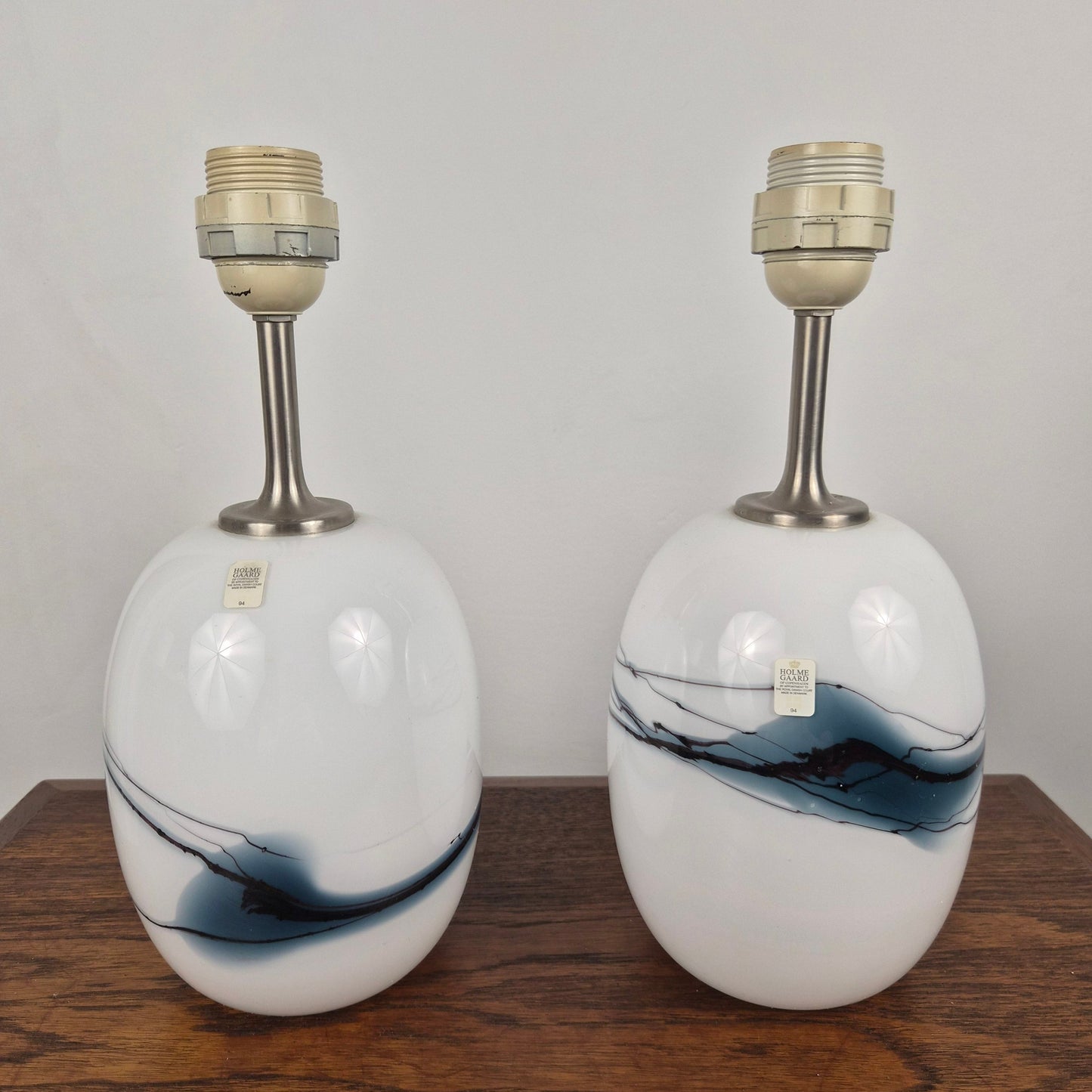 Paire de de lampe de table en verre soufflé motif Sakura bleu par Michael Bang pour Fyens Glasværk Danemark, 1960 – vue générale du luminaire – par Holmegaard – en verre, métal – Atelier 56