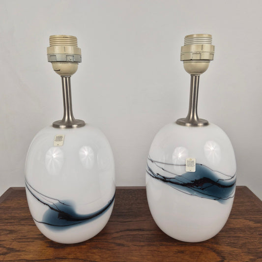 Paire de de lampe de table en verre soufflé motif Sakura bleu par Michael Bang pour Fyens Glasværk Danemark, 1960 – vue générale du luminaire – par Holmegaard – en verre, métal – Atelier 56