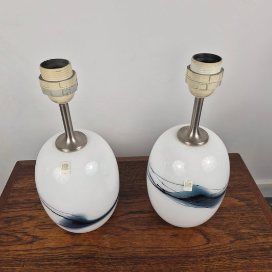 Paire de de lampe de table en verre soufflé motif Sakura bleu par Michael Bang pour Fyens Glasværk Danemark, 1960 – vue de dessus – par Holmegaard – en verre, métal – Danemark, années 1960 – Atelier 56