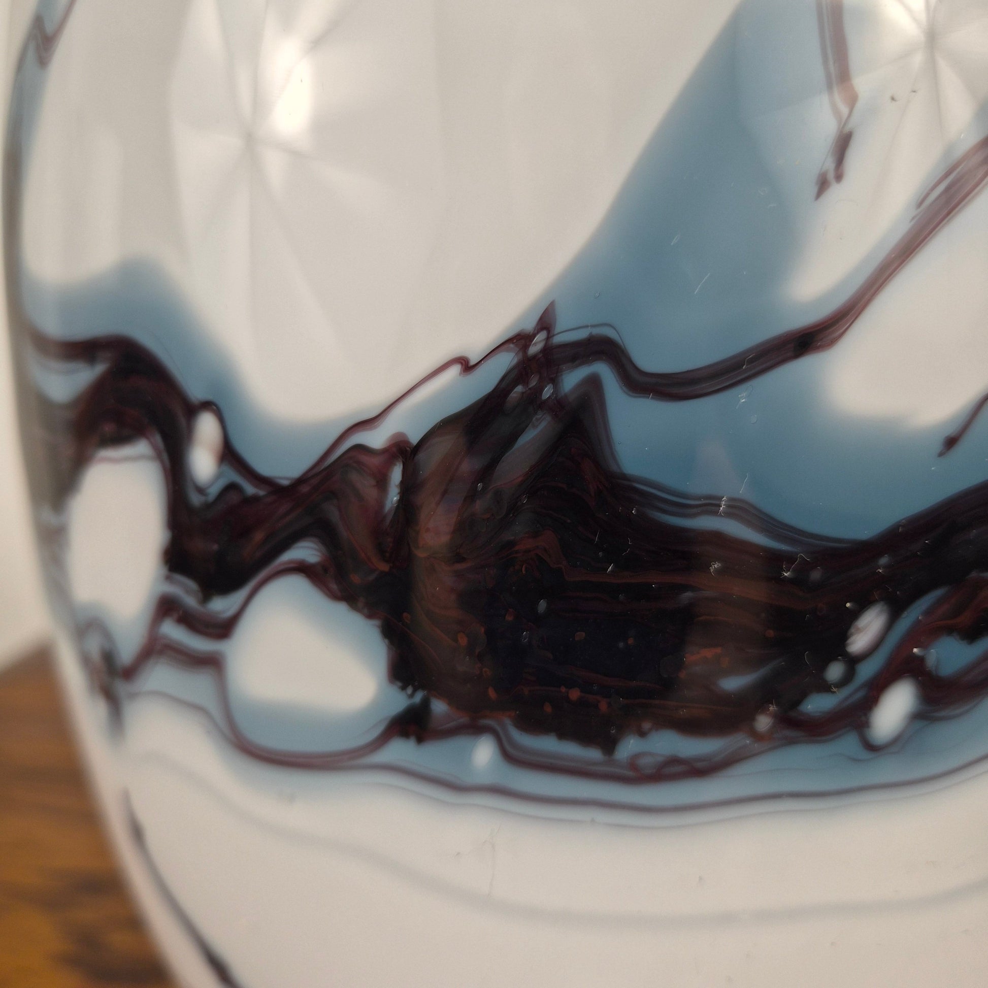 Lampe de table en verre soufflé motif Sakura bleu par Michael Bang pour Fyens Glasværk, Danemark, année 1960. – détail du design – par Holmegaard – en verre, métal – Danemark, années 1960 – Atelier 56