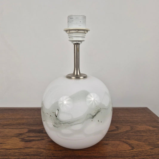 Lampe de table en verre soufflé motif Sakura par Michael Bang pour Fyens Glasværk Danemark, 1960 – vue générale du luminaire – en verre, métal – Danemark, années 1960 – Atelier 56