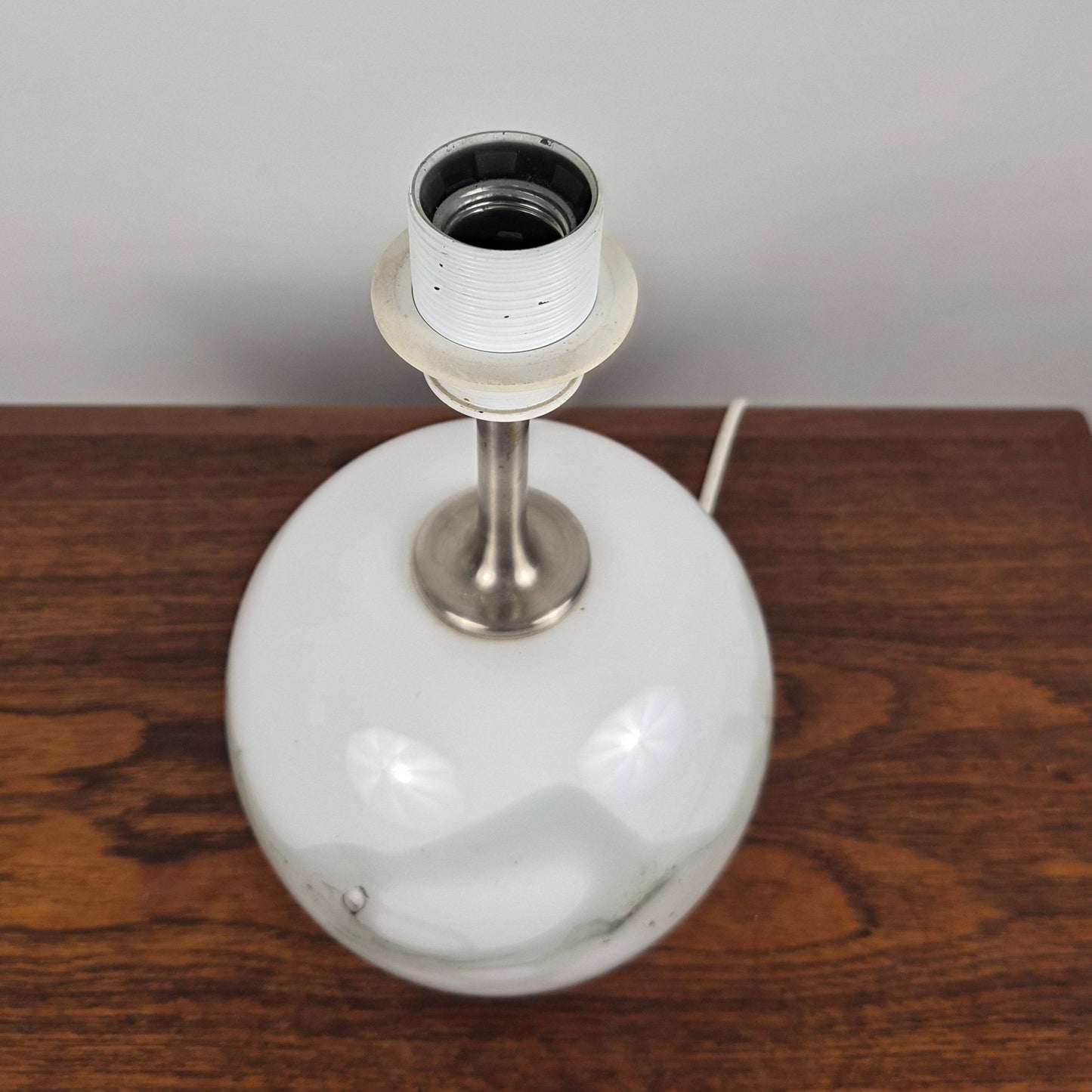 Lampe de table en verre soufflé motif Sakura par Michael Bang pour Fyens Glasværk Danemark, 1960 – vue de profil – en verre, métal – Danemark, années 1960 – Atelier 56