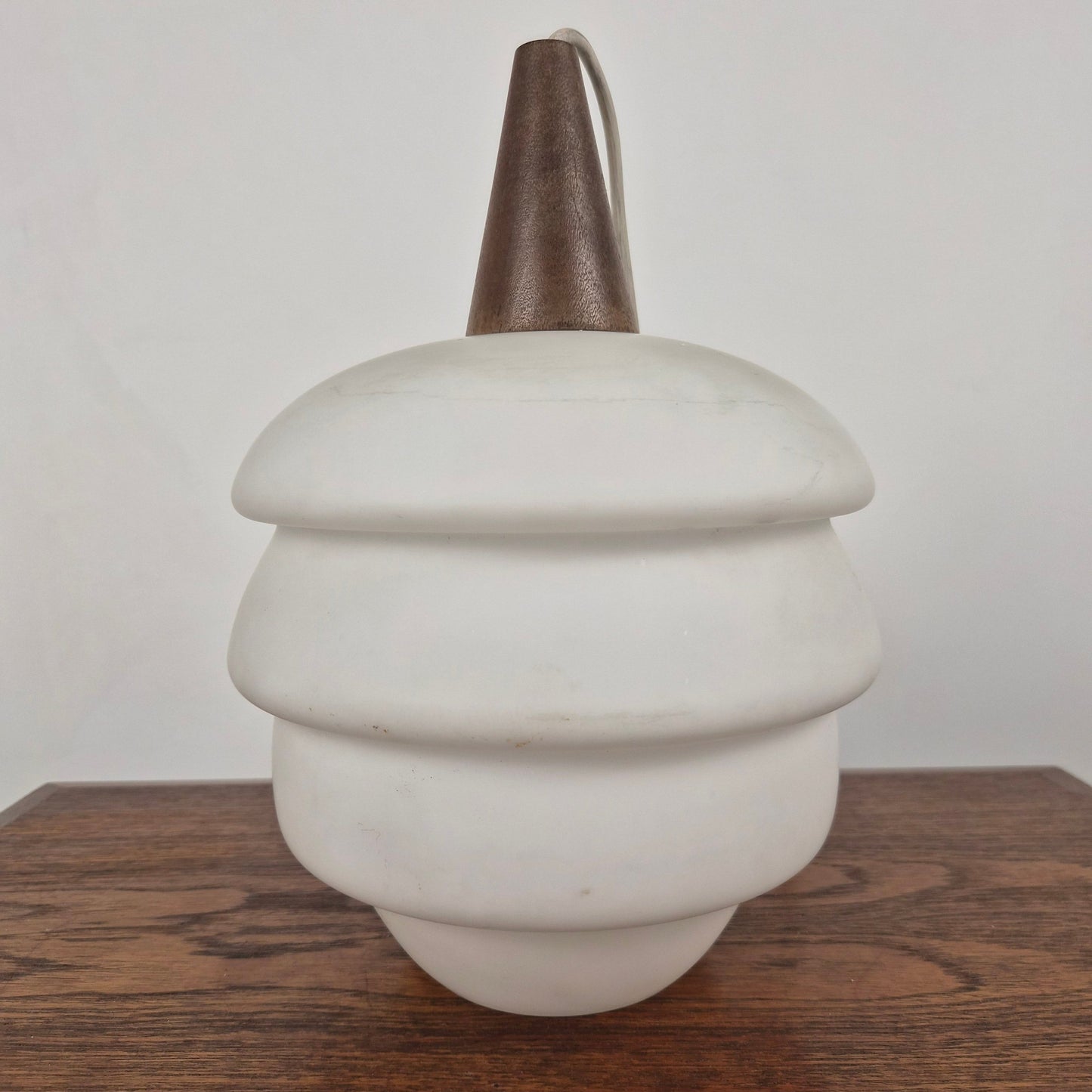 Suspension en teck et opaline par Louis Kalff pour Philips, Hollande, 1960 – vue générale du luminaire – en teck, verre – années 1960 – Atelier 56