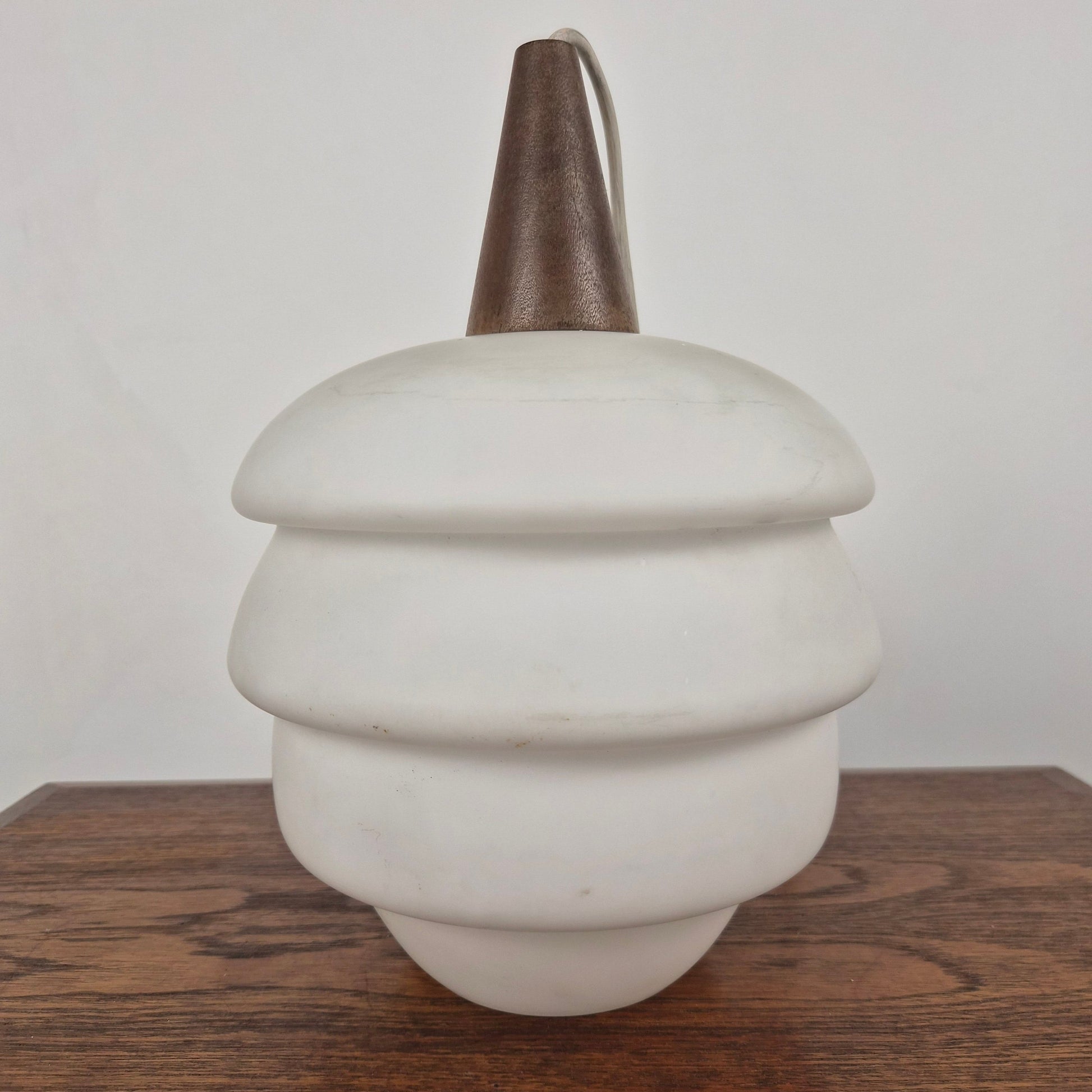 Suspension en teck et opaline par Louis Kalff pour Philips, Hollande, 1960 – vue générale du luminaire – en teck, verre – années 1960 – Atelier 56