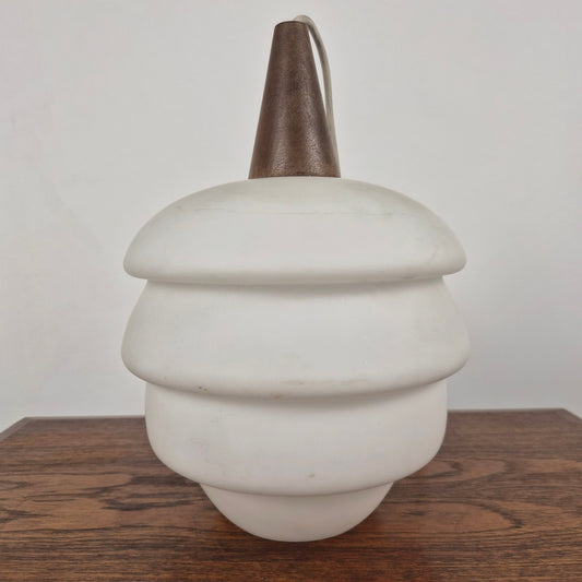 Suspension en teck et opaline par Louis Kalff pour Philips, Hollande, 1960 – vue générale du luminaire – en teck, verre – années 1960 – Atelier 56
