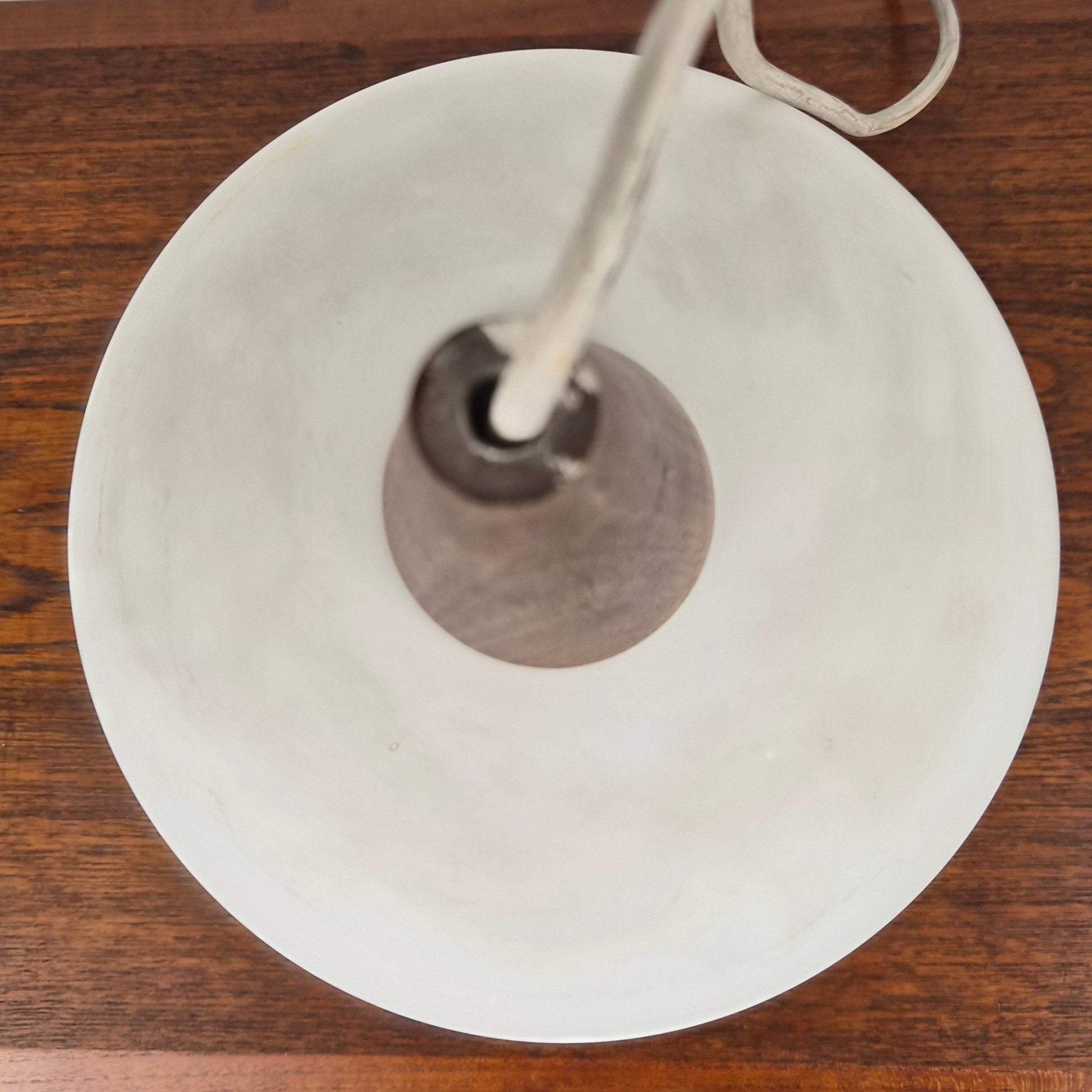 Suspension en teck et opaline par Louis Kalff pour Philips, Hollande, 1960 – vue de profil – en teck, verre – années 1960 – Atelier 56