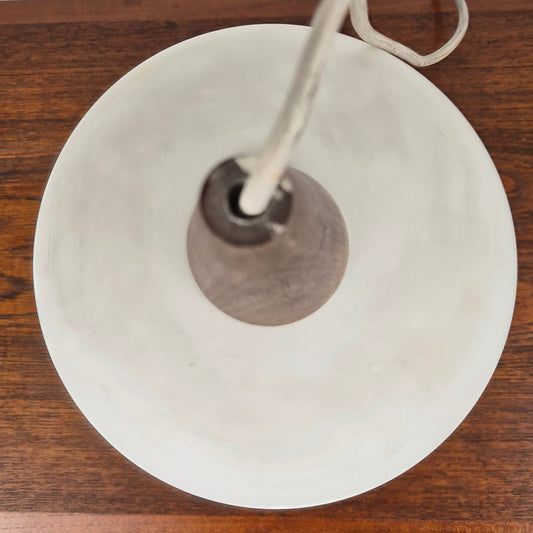 Suspension en teck et opaline par Louis Kalff pour Philips, Hollande, 1960 – vue de profil – en teck, verre – années 1960 – Atelier 56