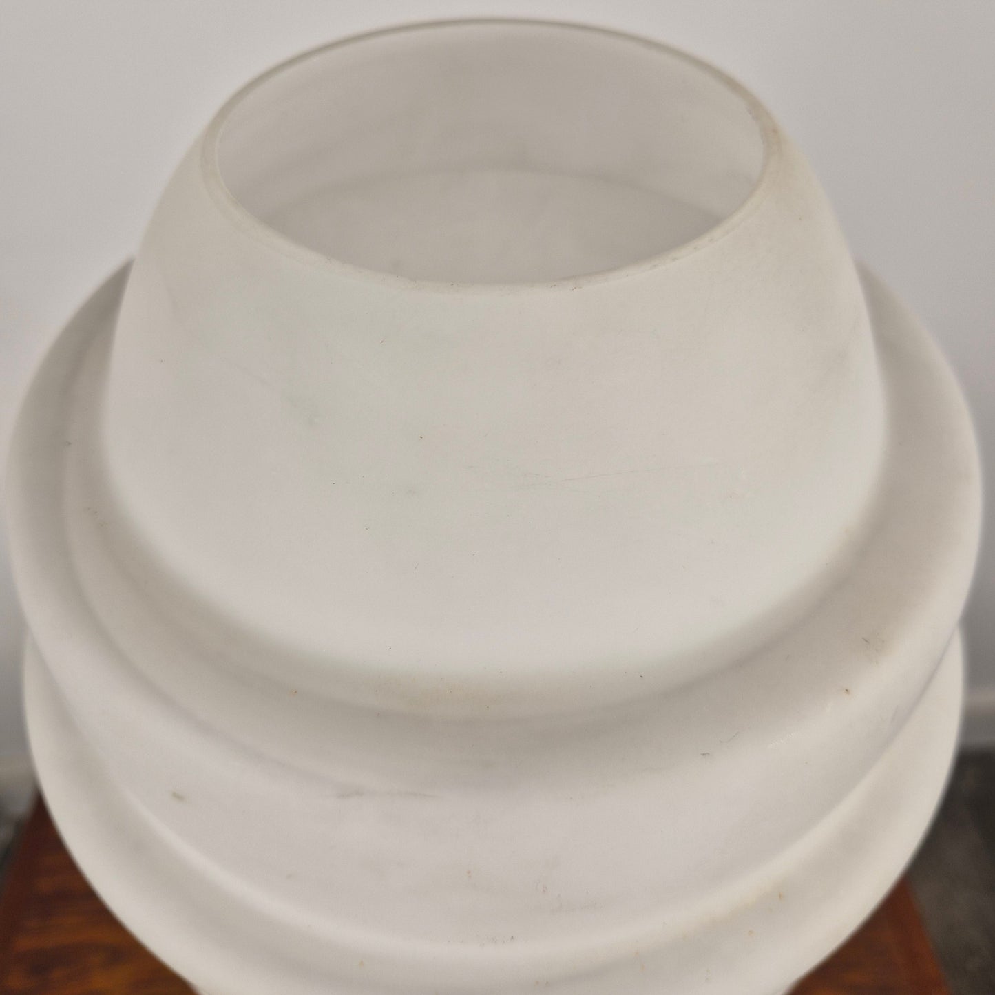 Suspension en teck et opaline par Louis Kalff pour Philips, Hollande, 1960 – détail de l’abat-jour – en teck, verre – années 1960 – Atelier 56