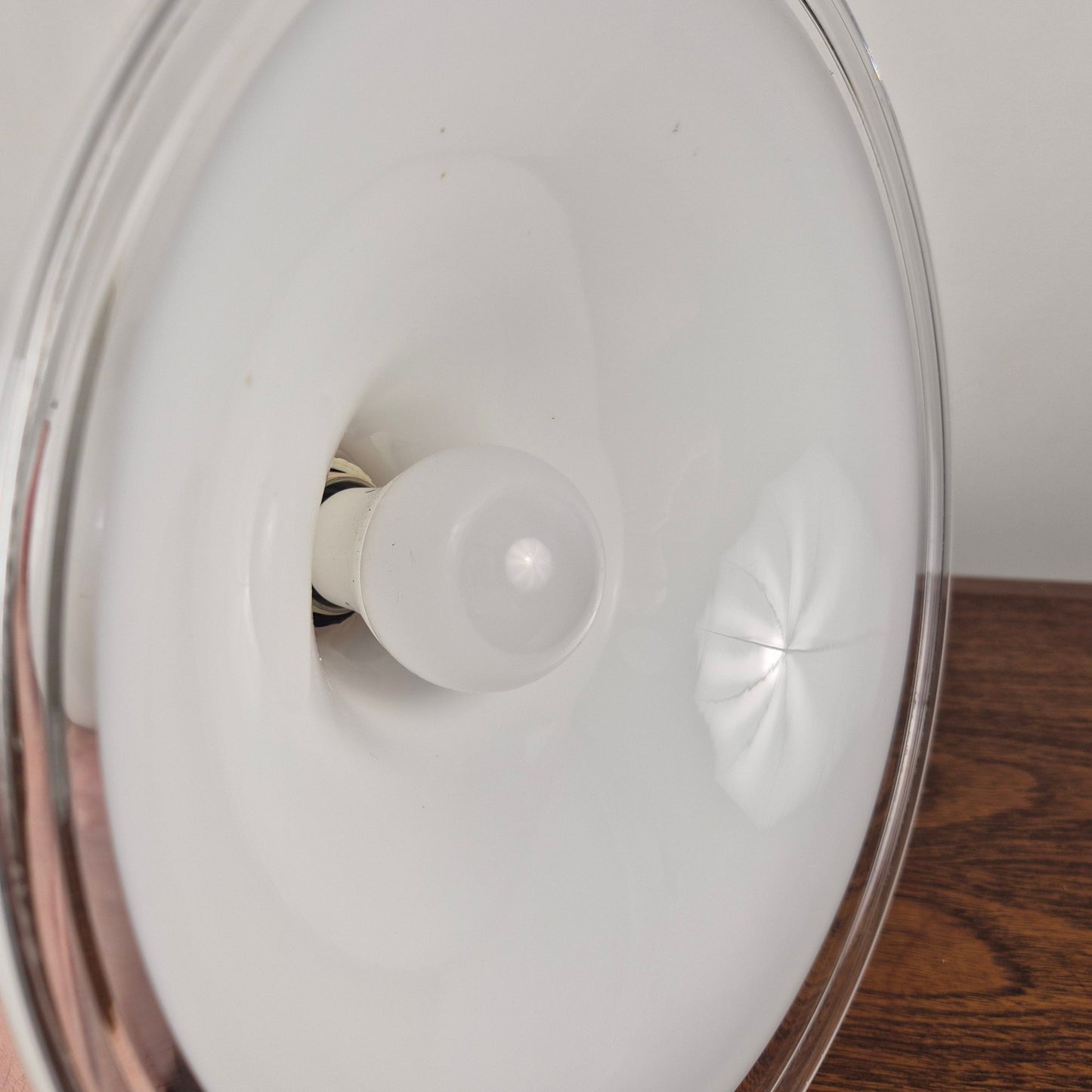 Suspension en verre petit modèle "Etude" par Michael Bang pour Holmegaard, Danemark 1970 – vue de profil – en verre – Danemark, années 1970 – Atelier 56