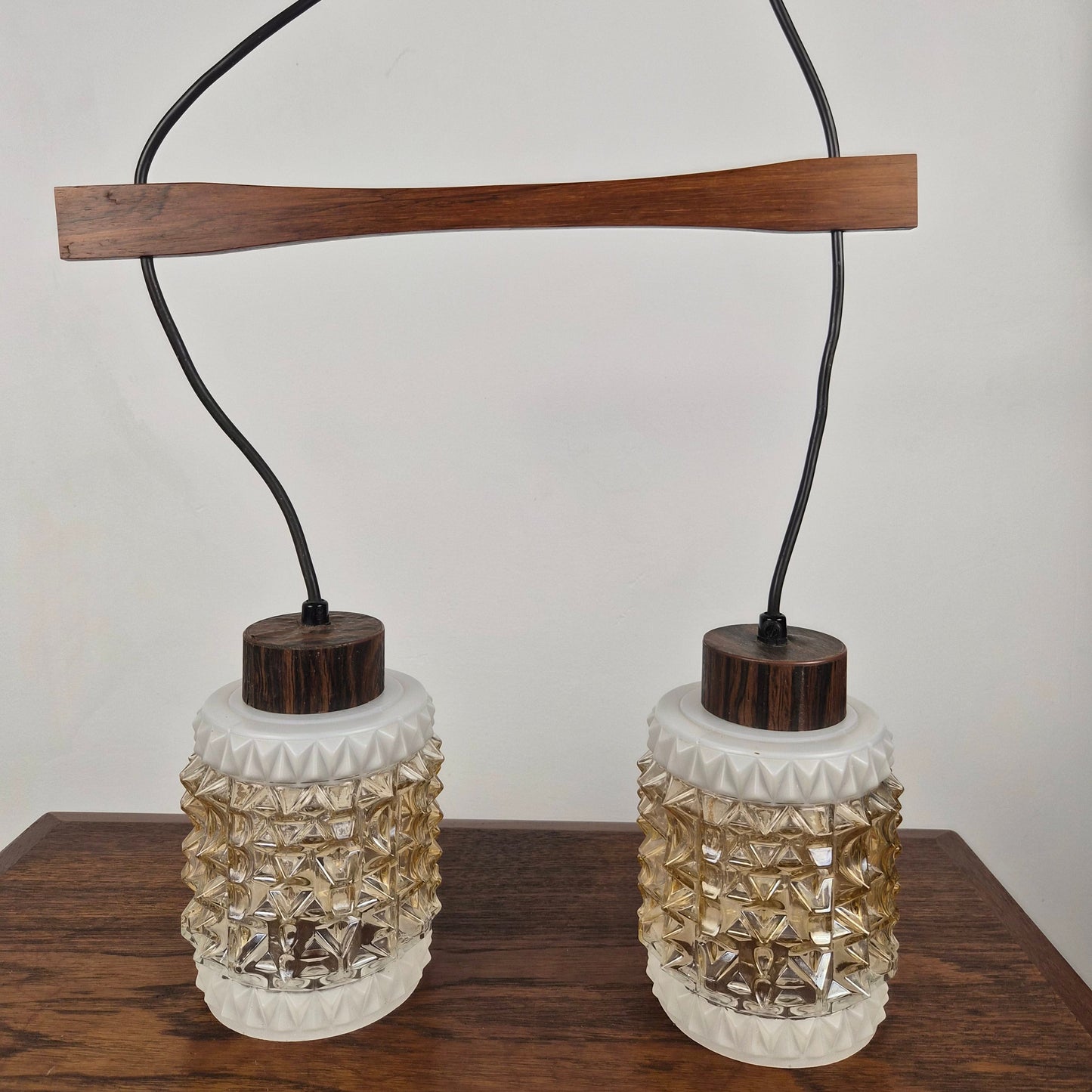 Double suspension en palissandre et verre, Danemark, 1960 – vue générale du luminaire – en palissandre, verre – Danemark, années 1960 – Atelier 56