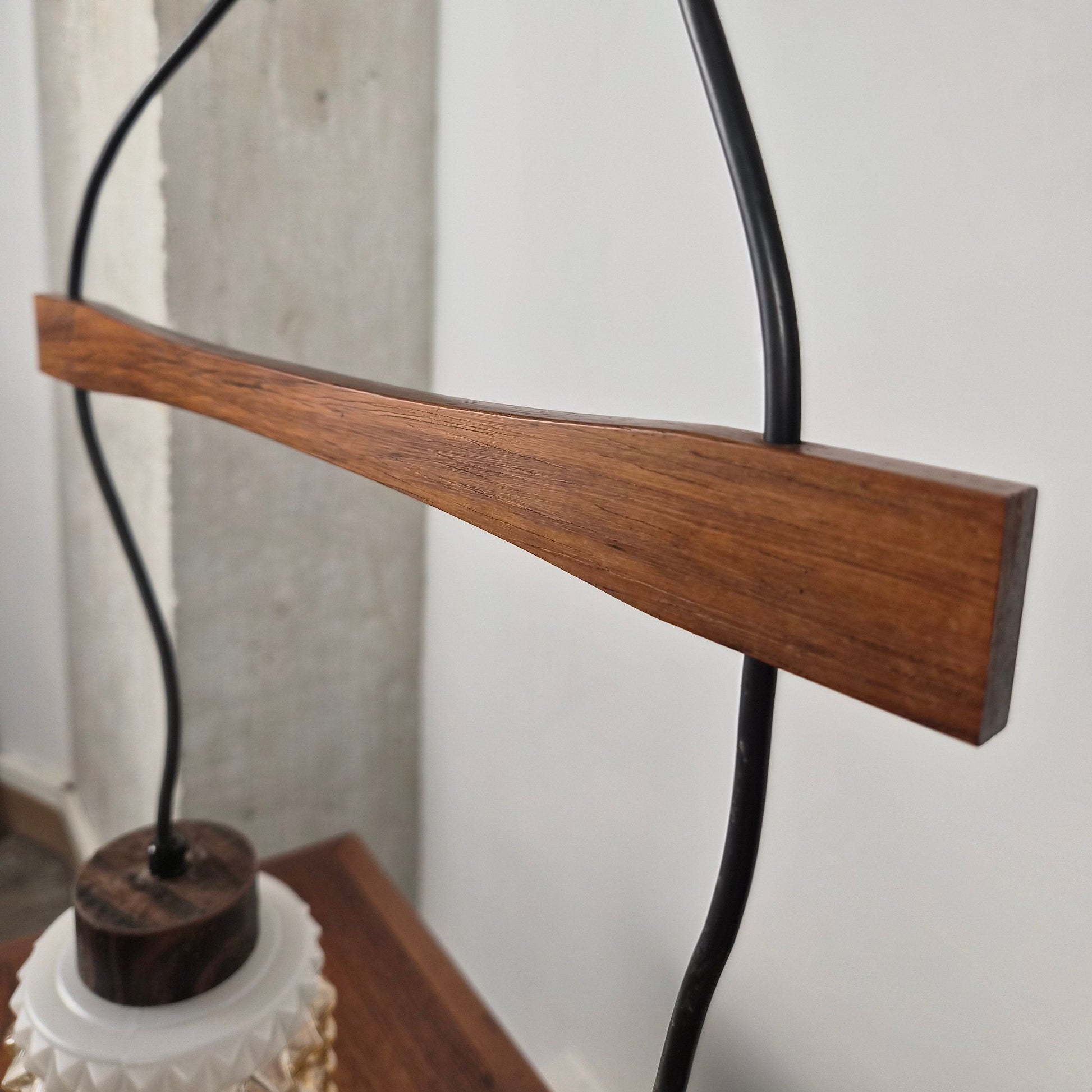 Double suspension en palissandre et verre, Danemark, 1960 – détail de l’abat-jour – en palissandre, verre – Danemark, années 1960 – Atelier 56