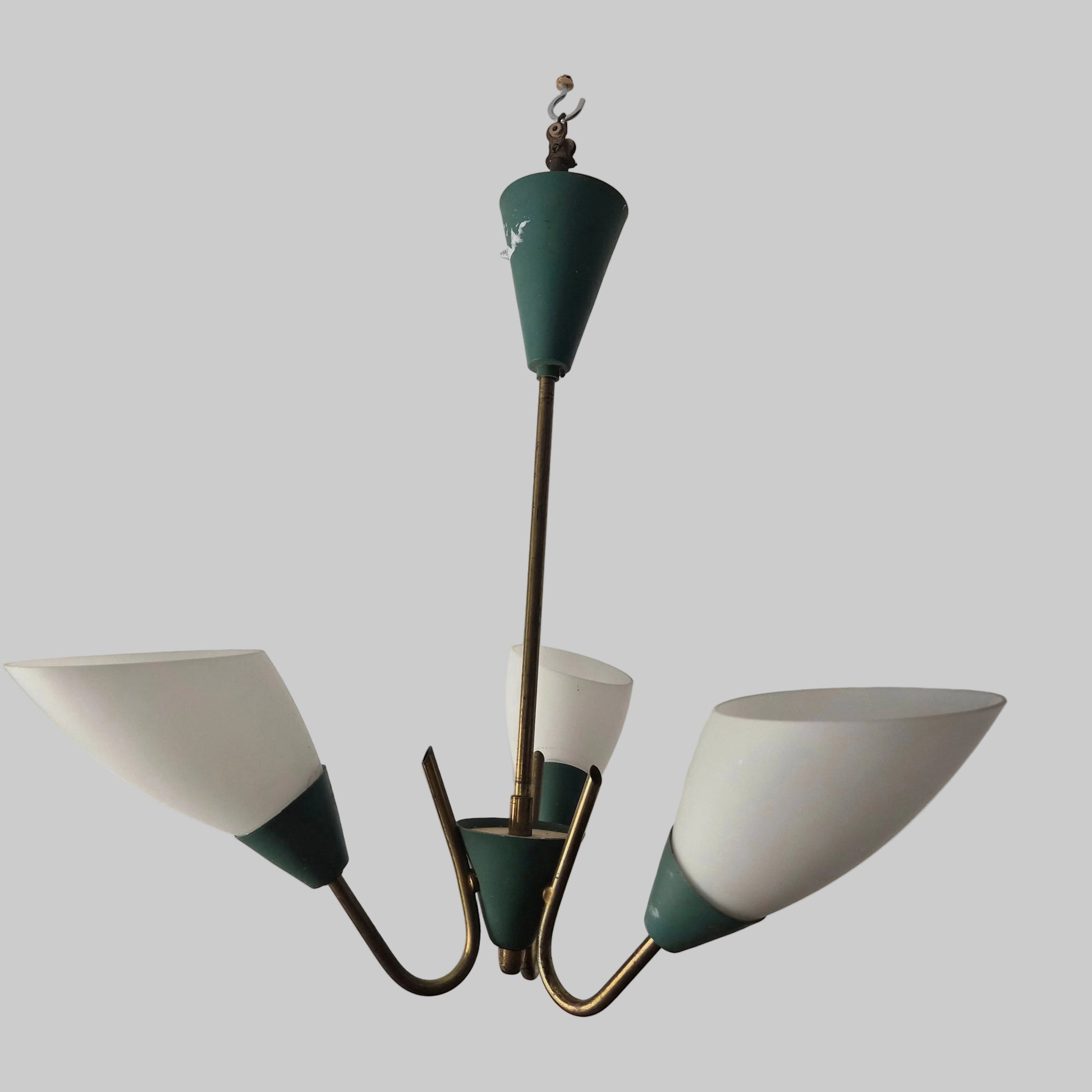 Suspension à 3 bras en laiton et opaline, Danemark, 1940 – vue générale du luminaire – en laiton, verre, métal – Danemark – Atelier 56