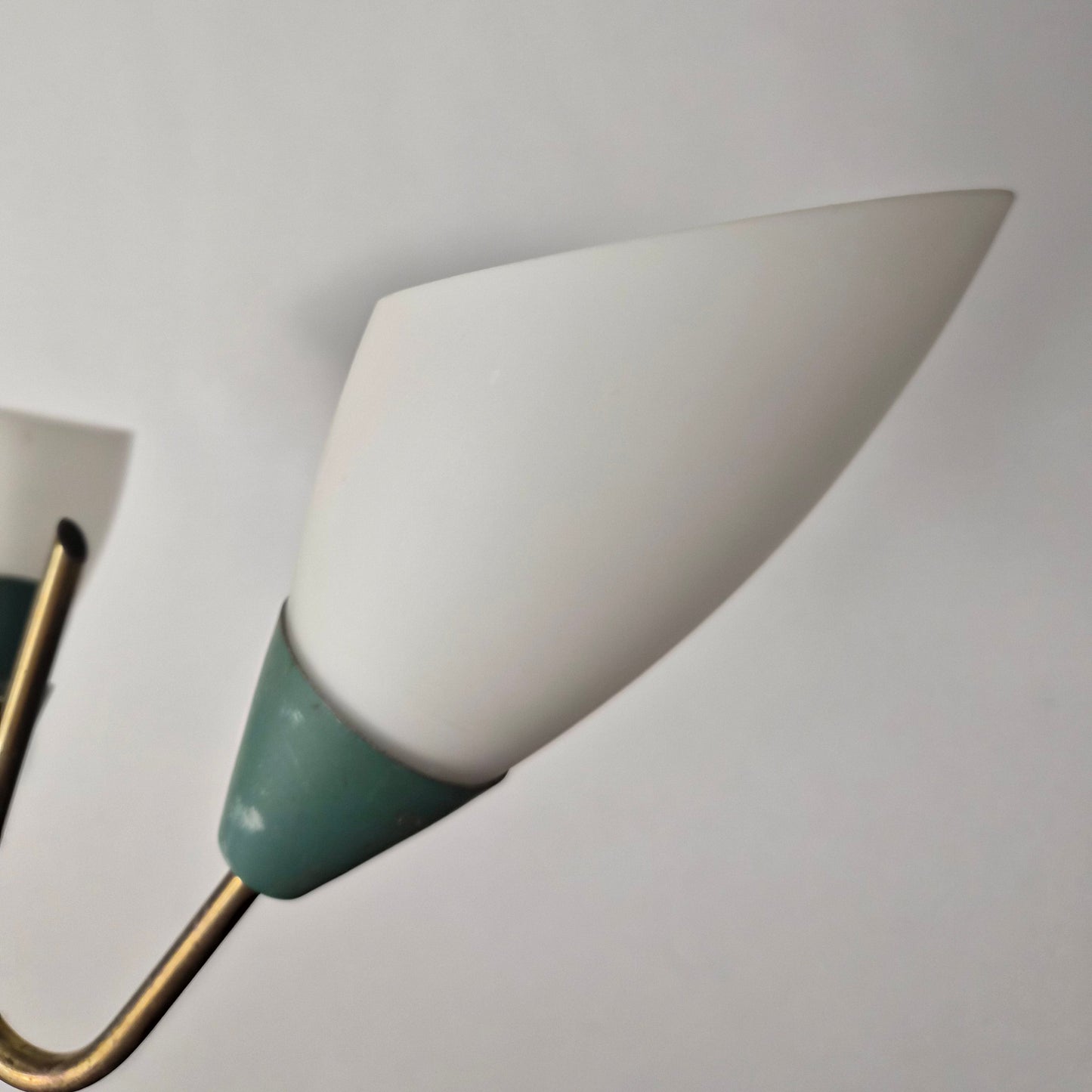 Suspension à 3 bras en laiton et opaline, Danemark, 1940 – vue de profil – en laiton, verre, métal – Danemark – Atelier 56