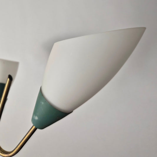 Suspension à 3 bras en laiton et opaline, Danemark, 1940 – vue de profil – en laiton, verre, métal – Danemark – Atelier 56