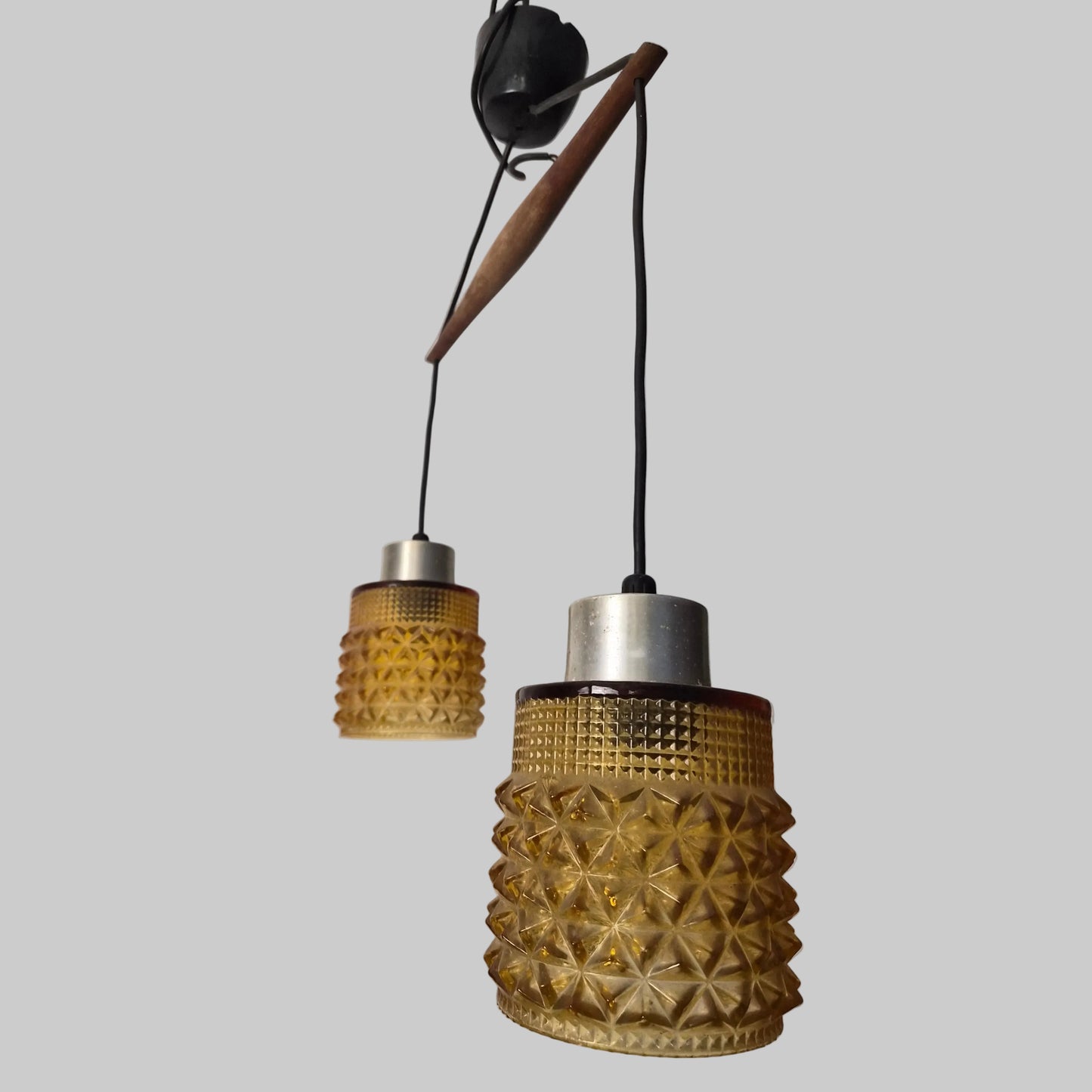 Double suspension en palissandre et verre, Danemark, 1960 – vue générale du luminaire – en palissandre, verre – Danemark, années 1960 – Atelier 56
