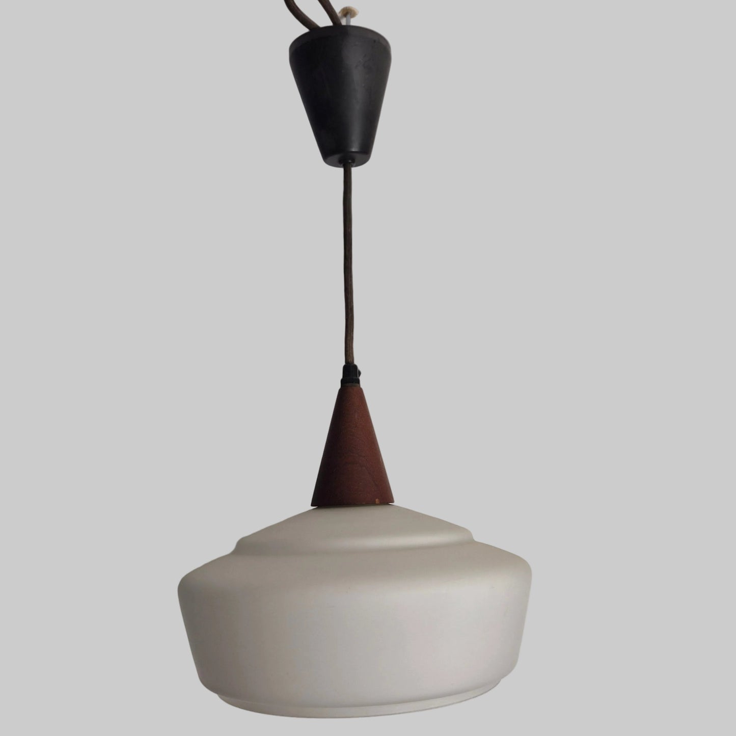 Suspension en teck et opaline par Louis Kalff pour Philips, Hollande, 1960 – vue de profil – en teck, verre – années 1960 – Atelier 56
