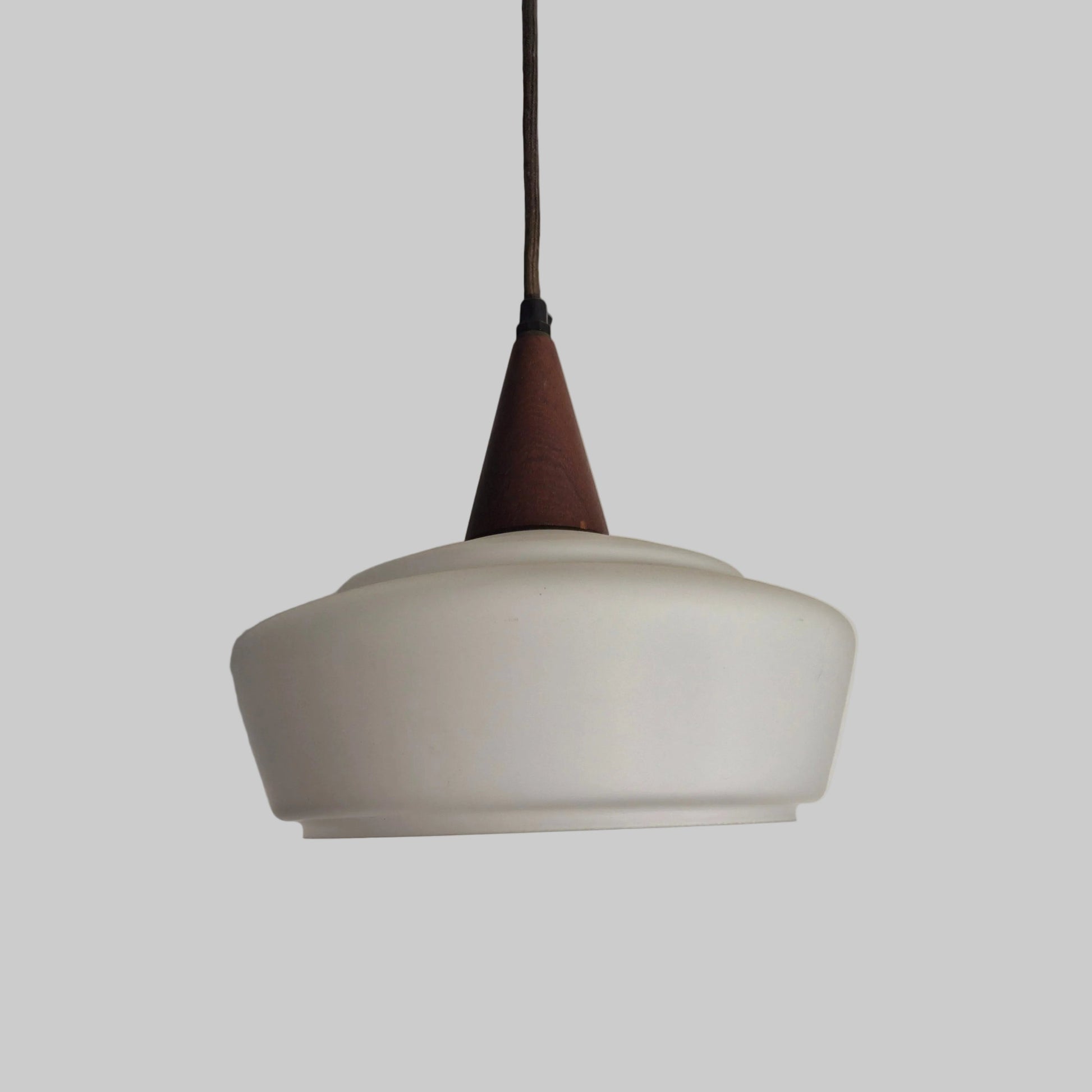 Suspension en teck et opaline par Louis Kalff pour Philips, Hollande, 1960 – vue générale du luminaire – en teck, verre – années 1960 – Atelier 56