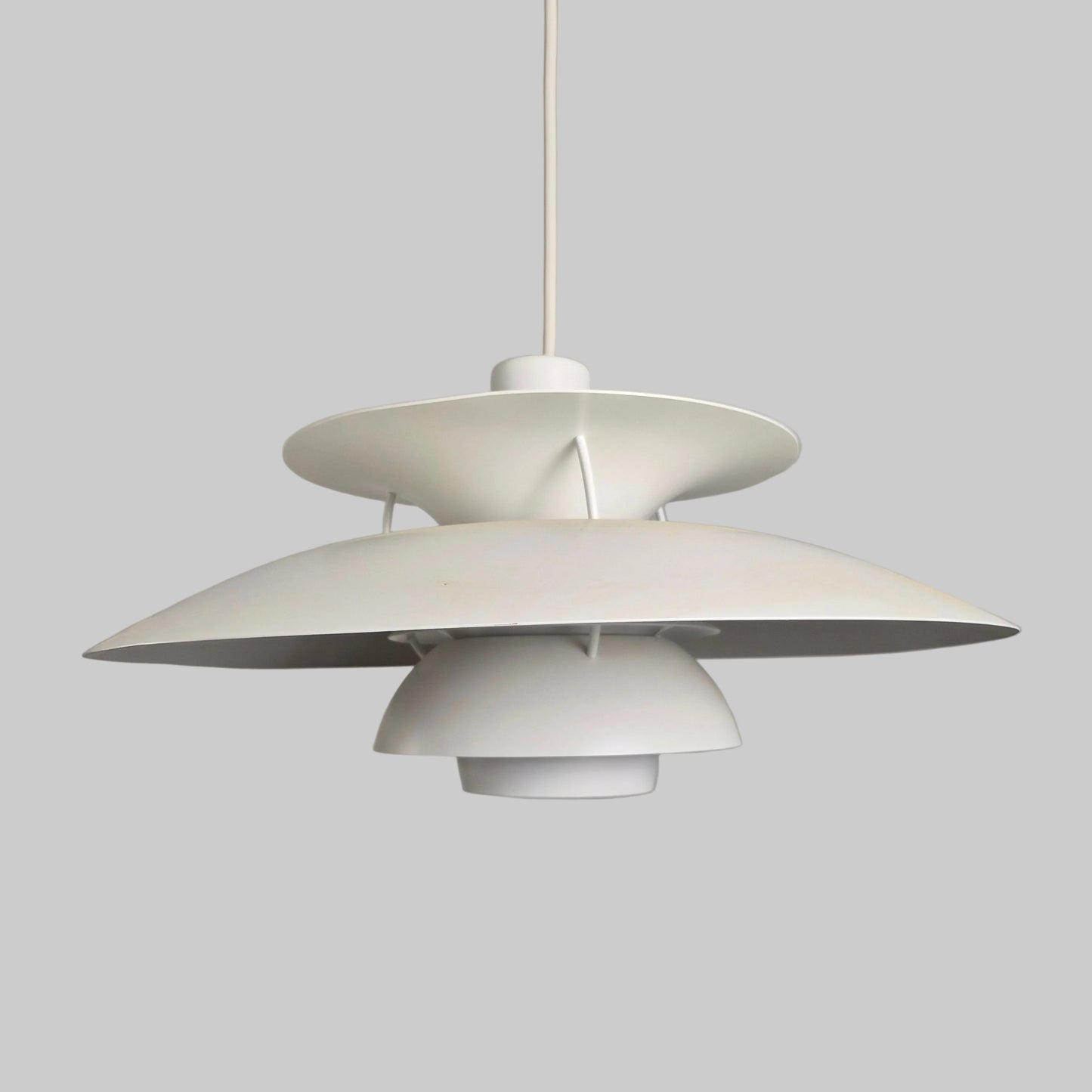 Suspension modèle PH5 blanc par Poul Henningsen pour Louis Poulsen, Danemark 1960 – vue générale du luminaire – en métal – Danemark, années 1960 – Atelier 56
