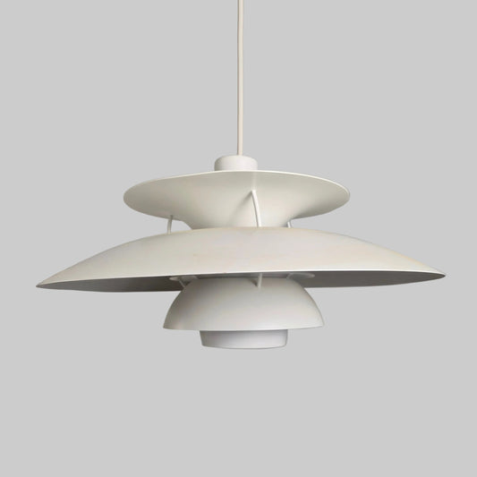 Suspension modèle PH5 blanc par Poul Henningsen pour Louis Poulsen, Danemark 1960 – vue générale du luminaire – en métal – Danemark, années 1960 – Atelier 56