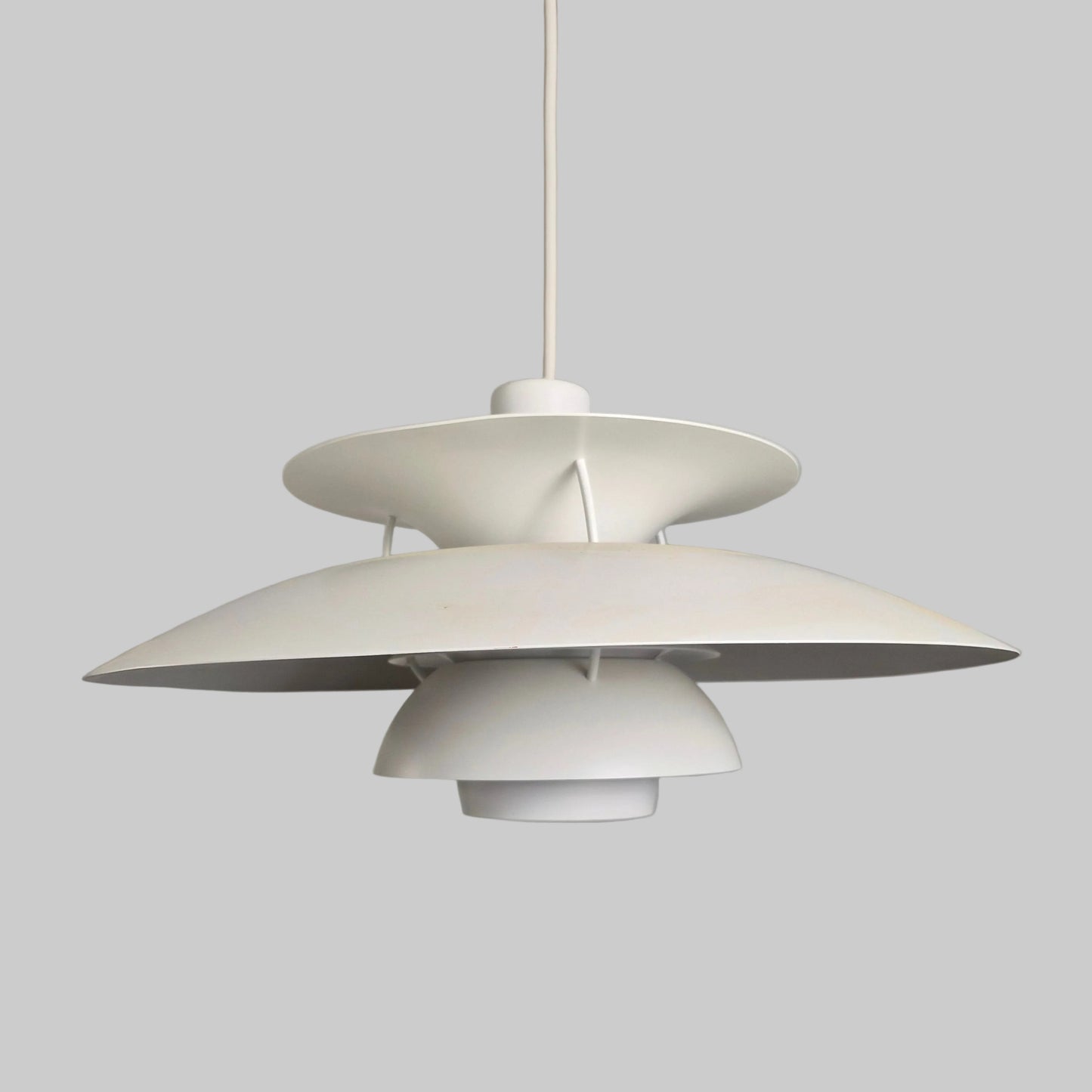 Suspension modèle PH5 blanc par Poul Henningsen pour Louis Poulsen, Danemark 1960 – vue générale du luminaire – en métal – Danemark, années 1960 – Atelier 56