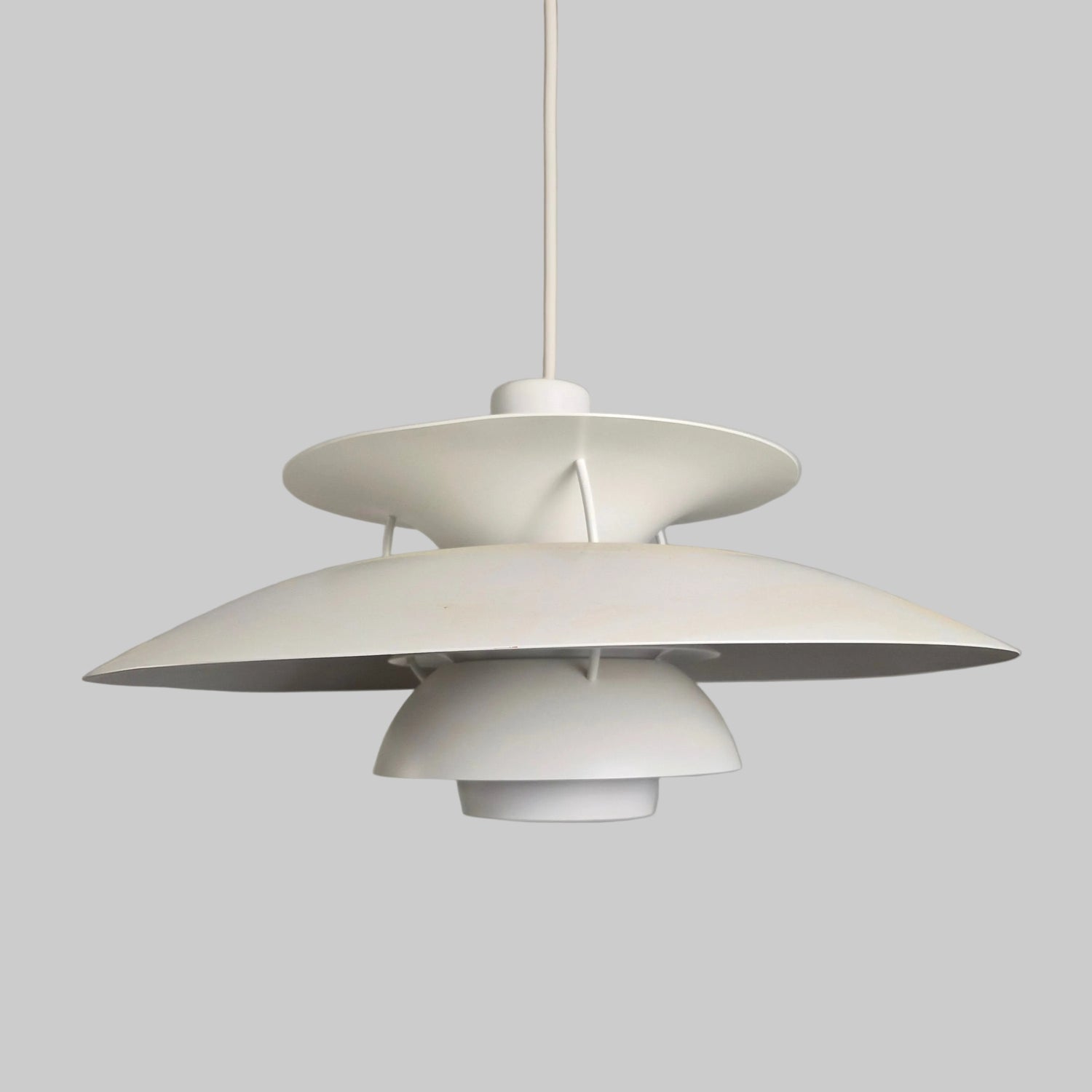 Suspension modèle PH5 blanc par Poul Henningsen pour Louis Poulsen, Danemark 1960 – vue générale du luminaire – en métal – Danemark, années 1960 – Atelier 56
