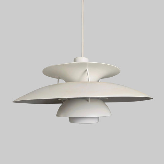 Suspension modèle PH5 blanc par Poul Henningsen pour Louis Poulsen, Danemark 1960 – vue générale du luminaire – en métal – Danemark, années 1960 – Atelier 56