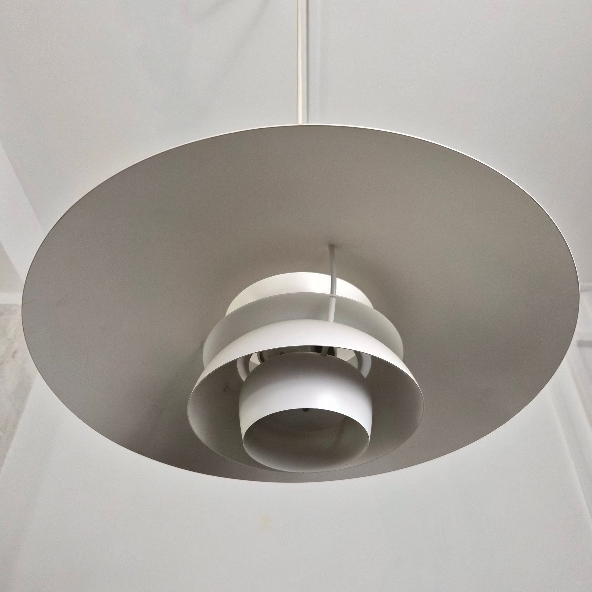 Suspension modèle PH5 blanc par Poul Henningsen pour Louis Poulsen, Danemark 1960 – détail de l’abat-jour – en métal – Danemark, années 1960 – Atelier 56