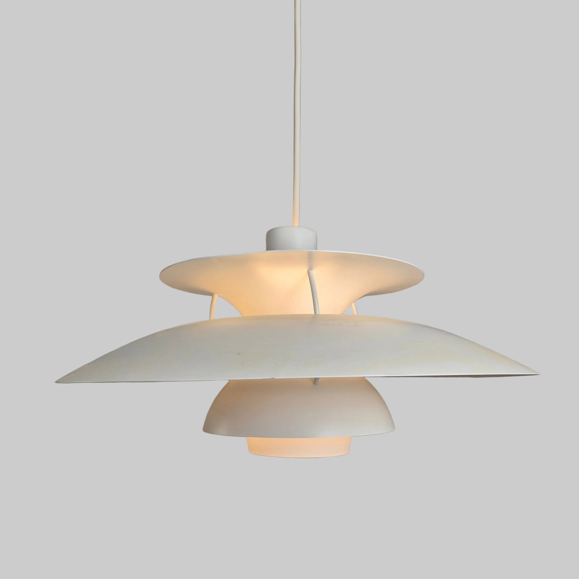 Suspension modèle PH5 blanc par Poul Henningsen pour Louis Poulsen, Danemark 1960 – vue de profil – en métal – Danemark, années 1960 – Atelier 56