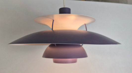 Suspension modèle PH5 mauve par Poul Henningsen pour Louis Poulsen, Danemark 1960 – vue de profil – en métal – Danemark, années 1960 – Atelier 56