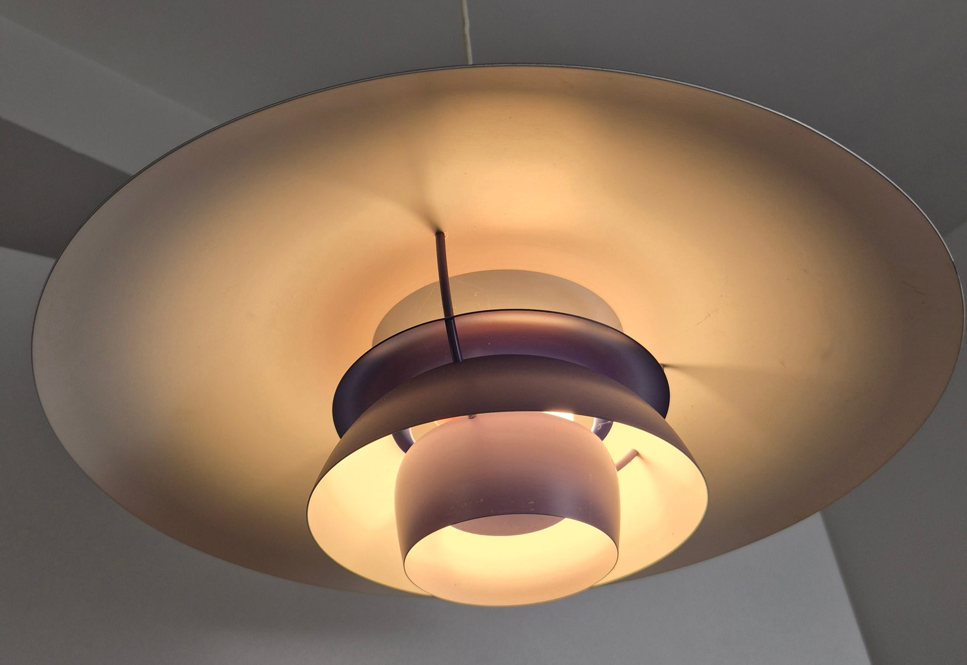 Suspension modèle PH5 mauve par Poul Henningsen pour Louis Poulsen, Danemark 1960 – détail de l’abat-jour – en métal – Danemark, années 1960 – Atelier 56
