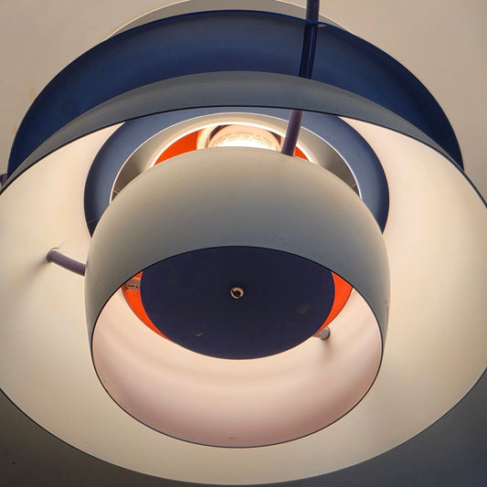 Suspension modèle PH5 blanc par Poul Henningsen pour Louis Poulsen, Danemark 1960 – vue de profil – en métal – Danemark, années 1960 – Atelier 56