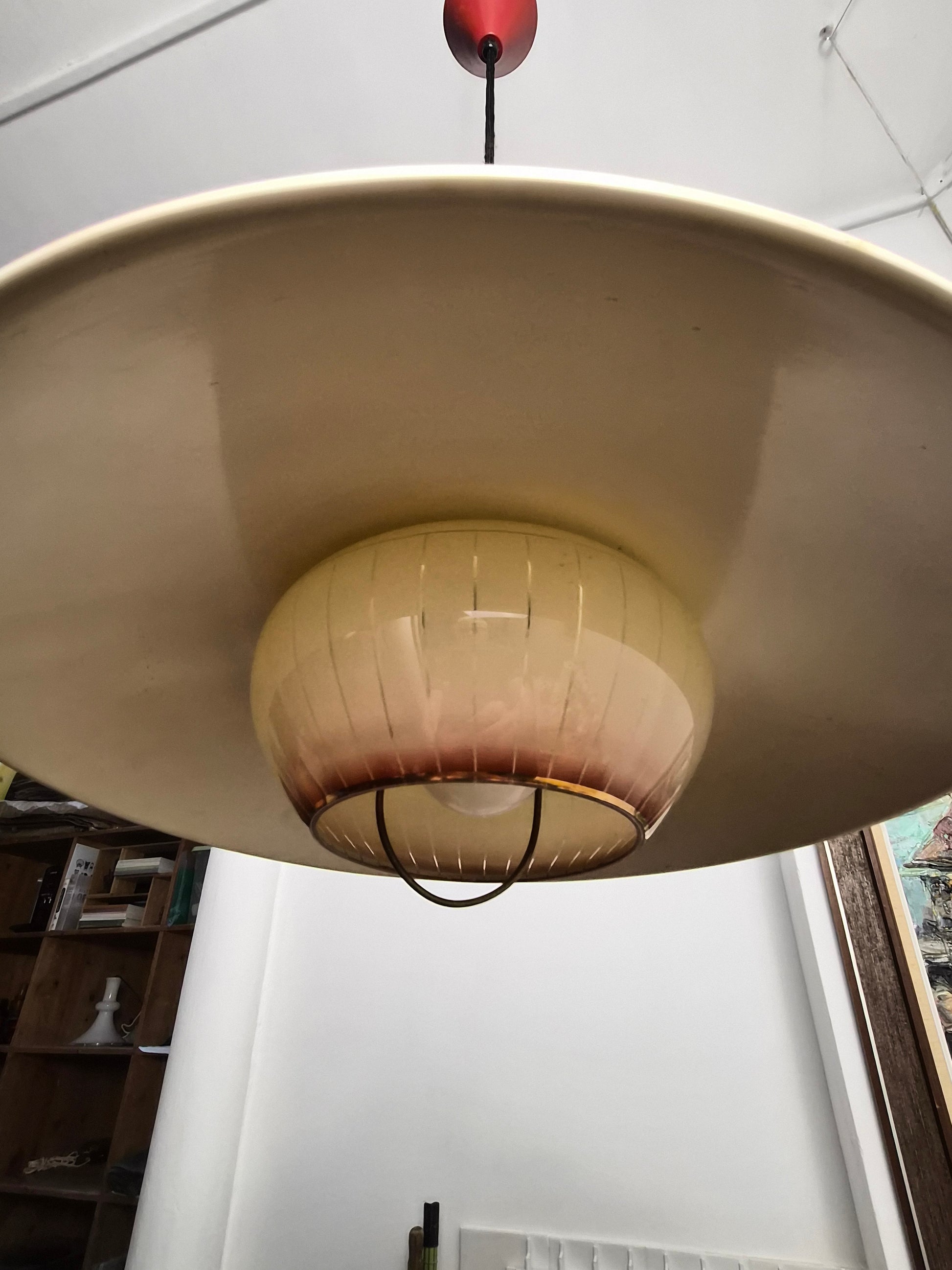 Suspension extensible en métal et opaline, Danemark, 1960 – vue générale du luminaire – en laiton, verre, métal – Danemark, années 1960 – Atelier 56