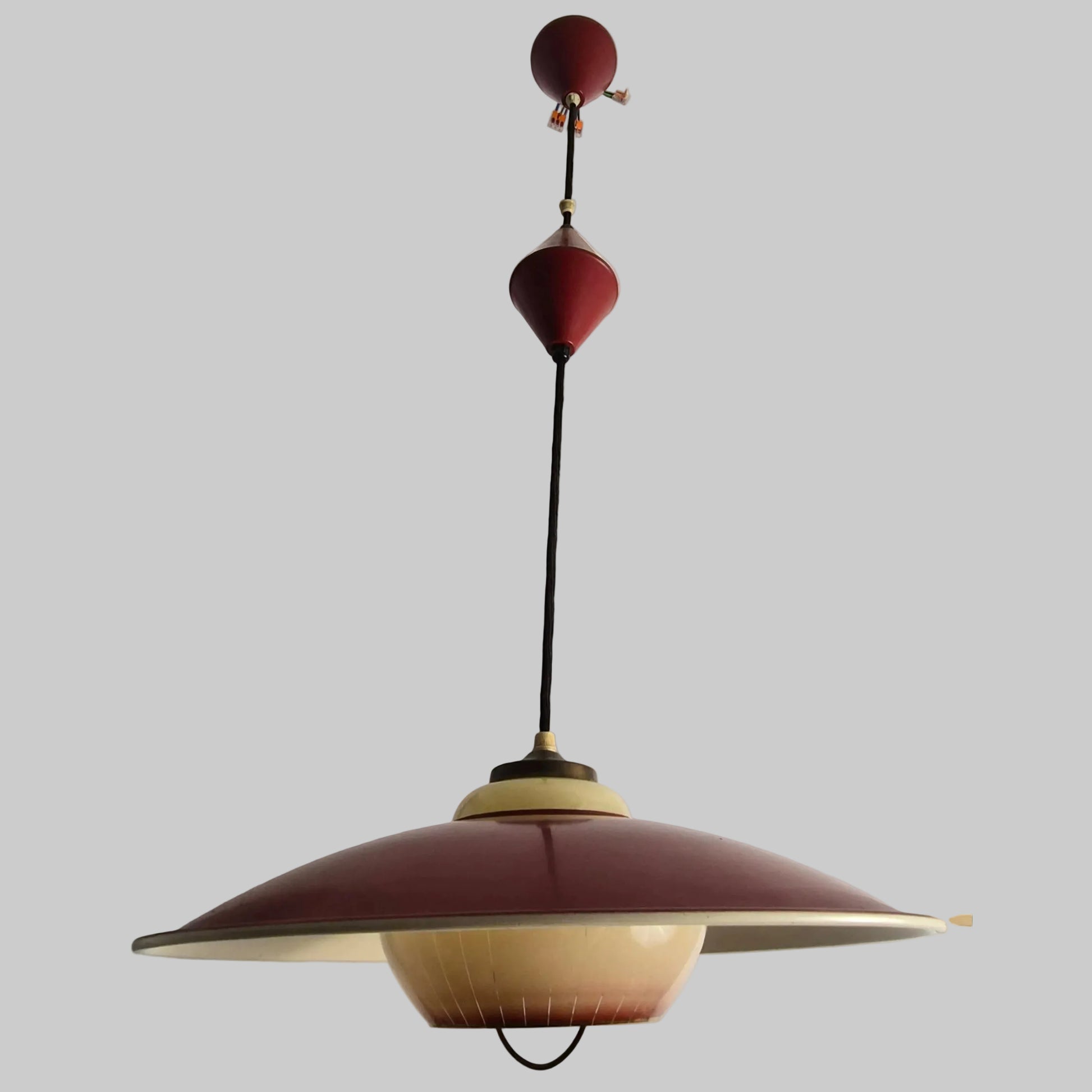 Suspension extensible en métal et opaline, Danemark, 1960 – vue générale du luminaire – en laiton, verre, métal – Danemark, années 1960 – Atelier 56