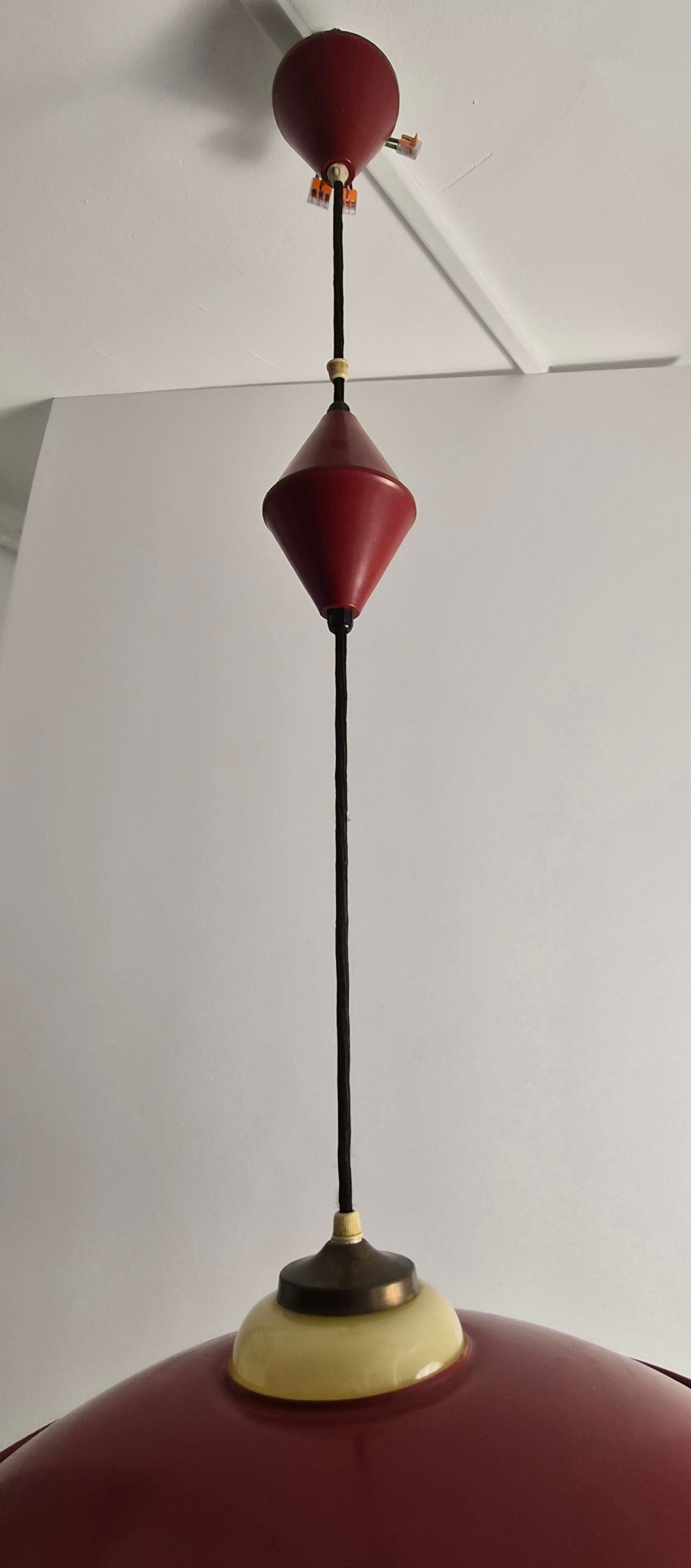 Suspension extensible en métal et opaline, Danemark, 1960 – détail du système de suspension – en laiton, verre, métal – Danemark, années 1960 – Atelier 56
