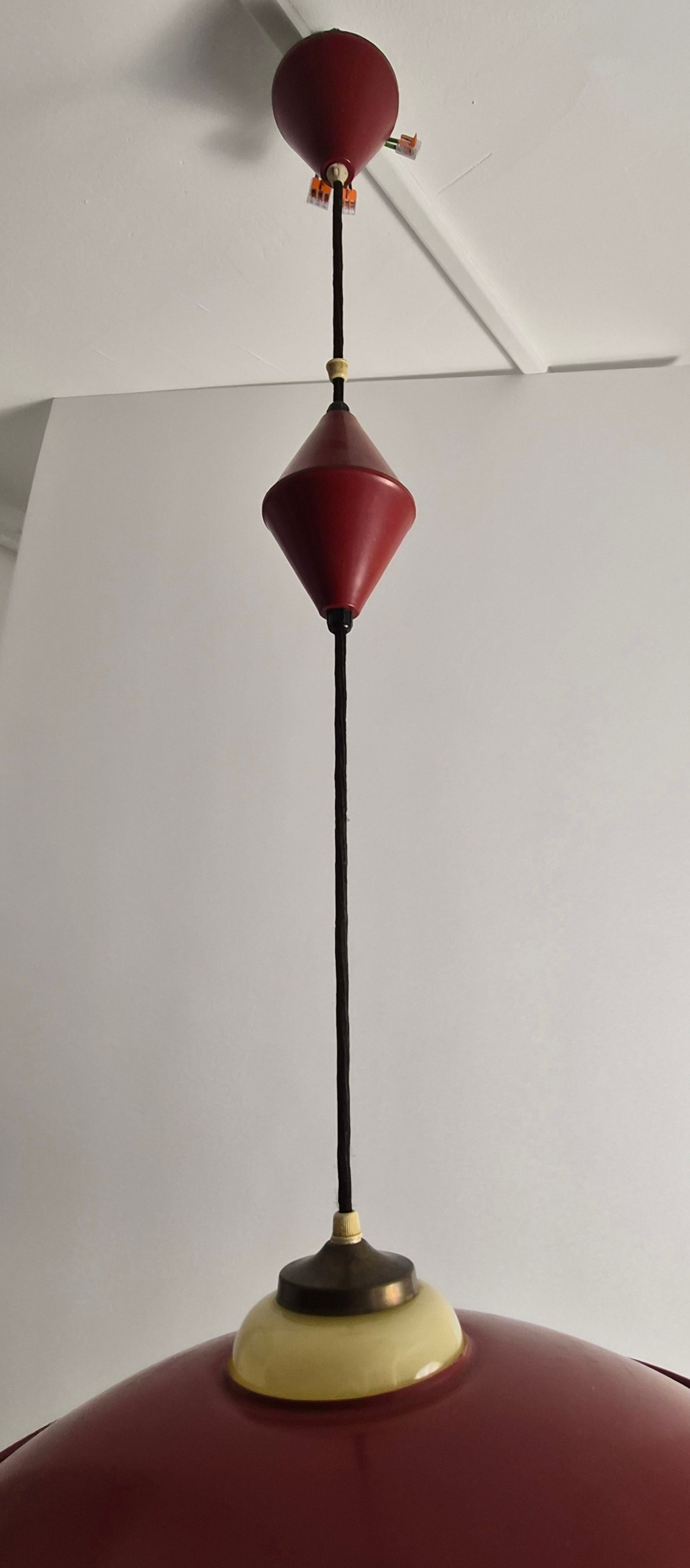 Suspension extensible en métal et opaline, Danemark, 1960 – détail du système de suspension – en laiton, verre, métal – Danemark, années 1960 – Atelier 56