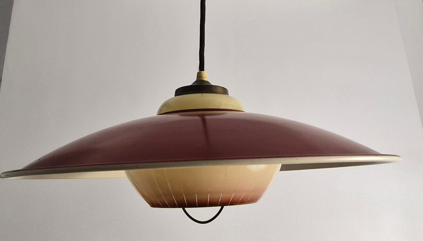 Suspension extensible en métal et opaline, Danemark, 1960 – détail de l’abat-jour – en laiton, verre, métal – Danemark, années 1960 – Atelier 56