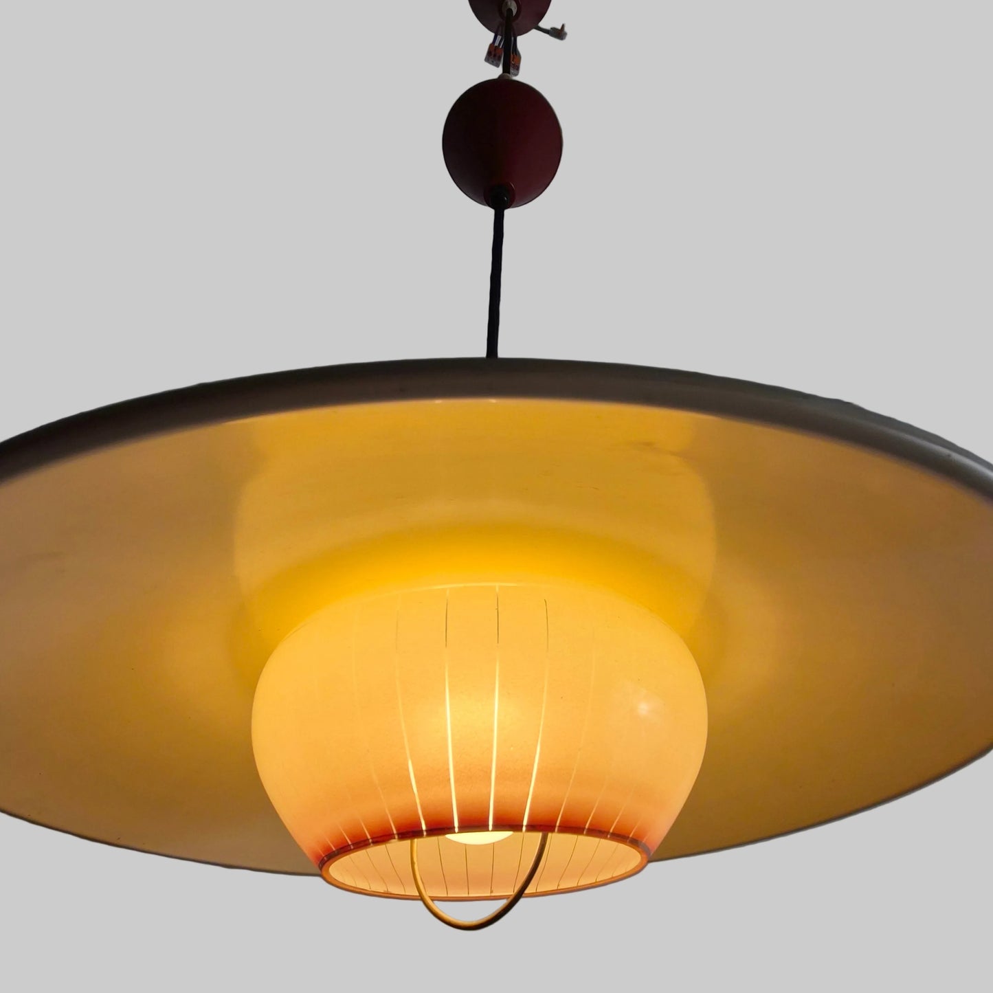 Suspension extensible en métal et opaline, Danemark, 1960 – détail du verre – en laiton, verre, métal – Danemark, années 1960 – Atelier 56
