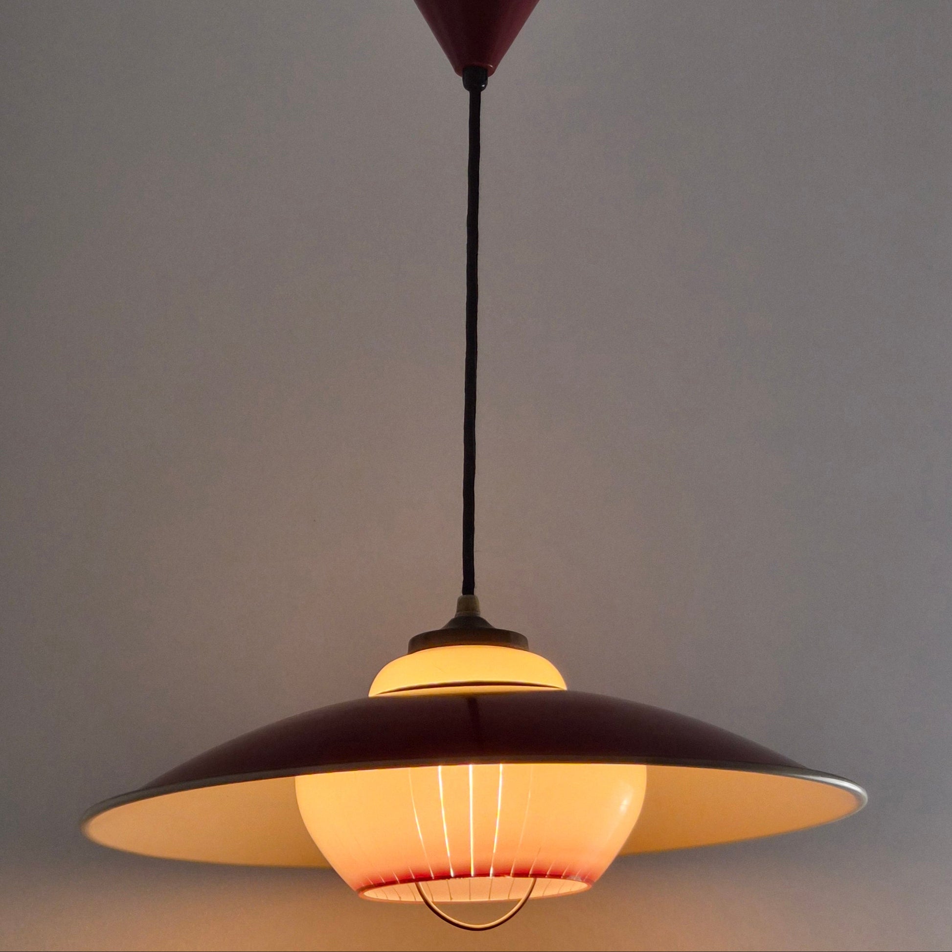Suspension extensible en métal et opaline, Danemark, 1960 – détail du bois ou du métal – en laiton, verre, métal – Danemark, années 1960 – Atelier 56