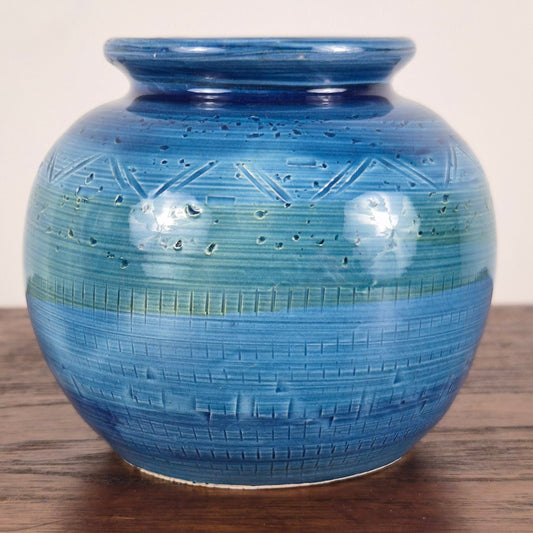 Vase en terre cuite émaillé Rimini Blue par Aldo Londi pour Bitossi, Italie, 1960 – vue de profil – en céramique – Italie, années 1960 – Atelier 56