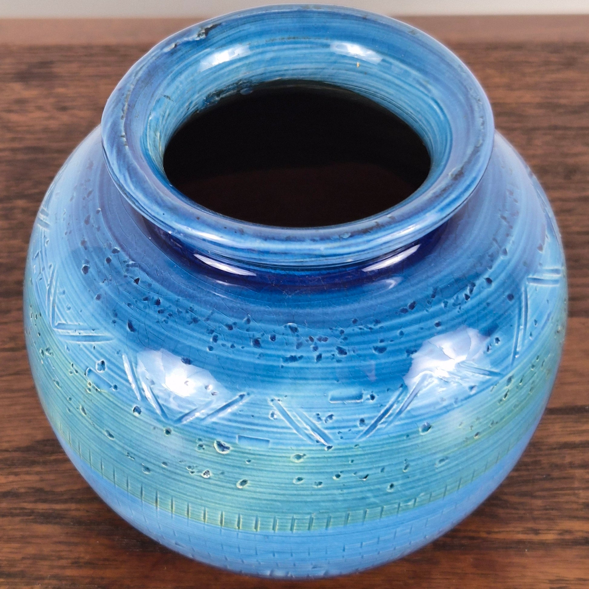 Vase en terre cuite émaillé Rimini Blue par Aldo Londi pour Bitossi, Italie, 1960 – vue de profil – en céramique – Italie, années 1960 – Atelier 56