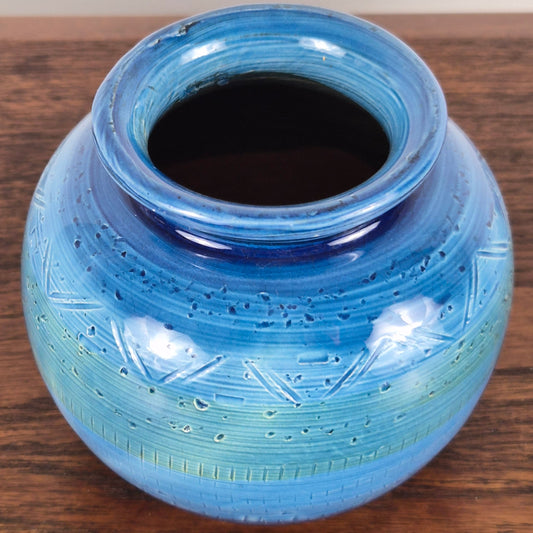 Vase en terre cuite émaillé Rimini Blue par Aldo Londi pour Bitossi, Italie, 1960 – vue de profil – en céramique – Italie, années 1960 – Atelier 56