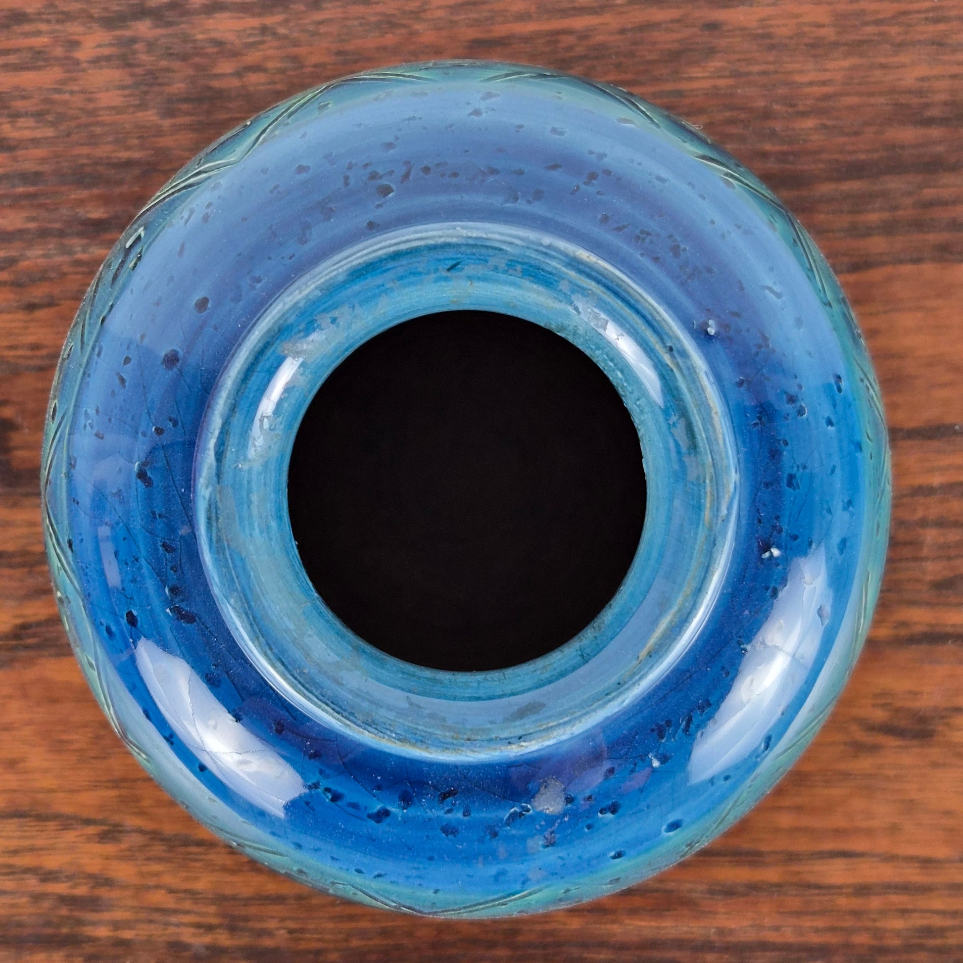 Vase en terre cuite émaillé Rimini Blue par Aldo Londi pour Bitossi, Italie, 1960 – vue de dessus – en céramique – Italie, années 1960 – Atelier 56