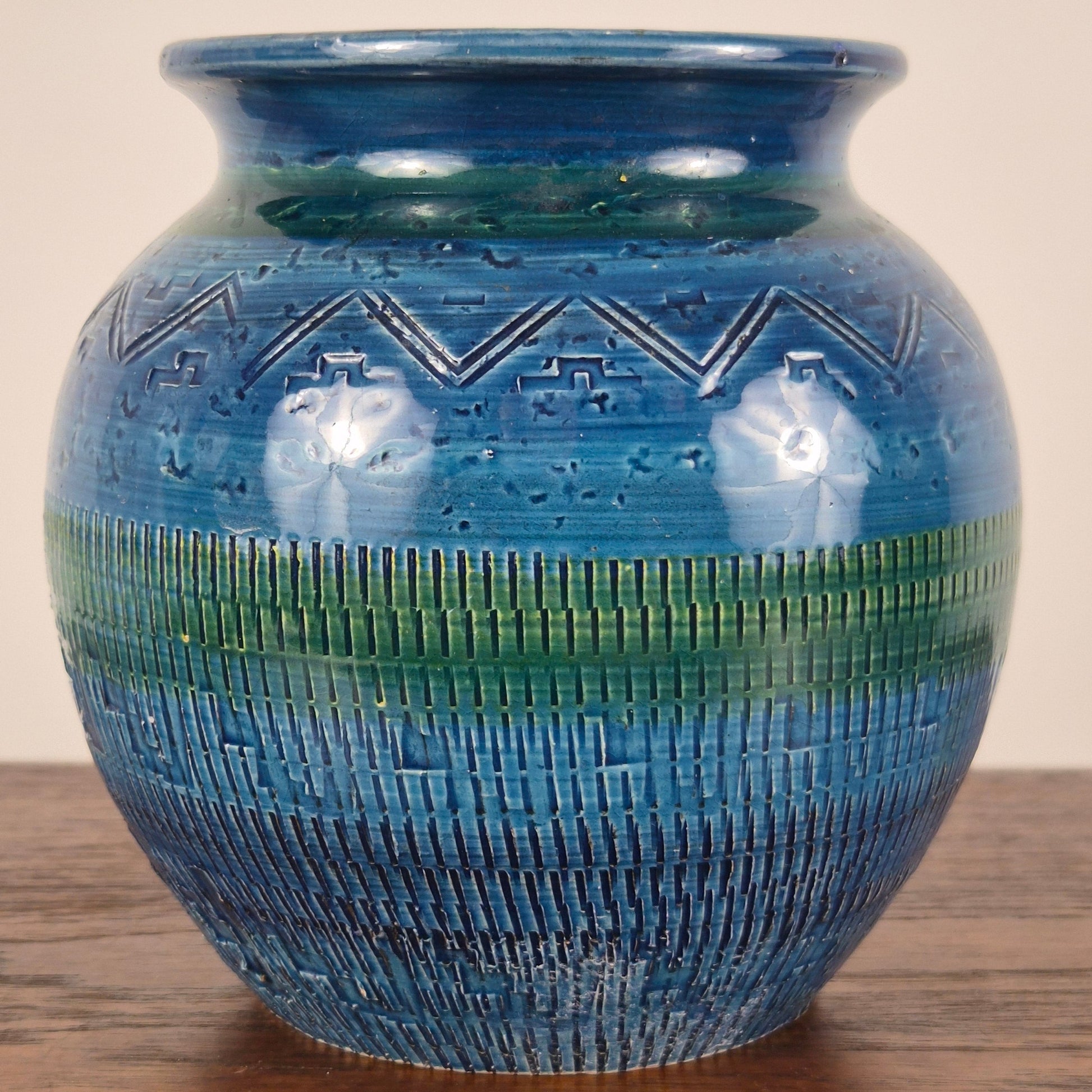 Vase en terre cuite émaillé Rimini Blue par Aldo Londi pour Bitossi, Italie, 1960 – vue générale – en céramique – Italie, années 1960 – Atelier 56