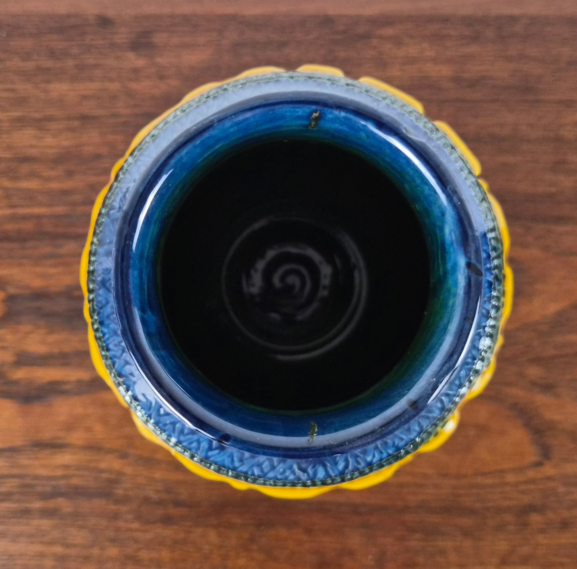 Vase en terre cuite émaillé à décor scraffito par Aldo Londi pour Bitossi, Italie, 1960 – vue de dessus – en céramique – Italie, années 1960 – Atelier 56