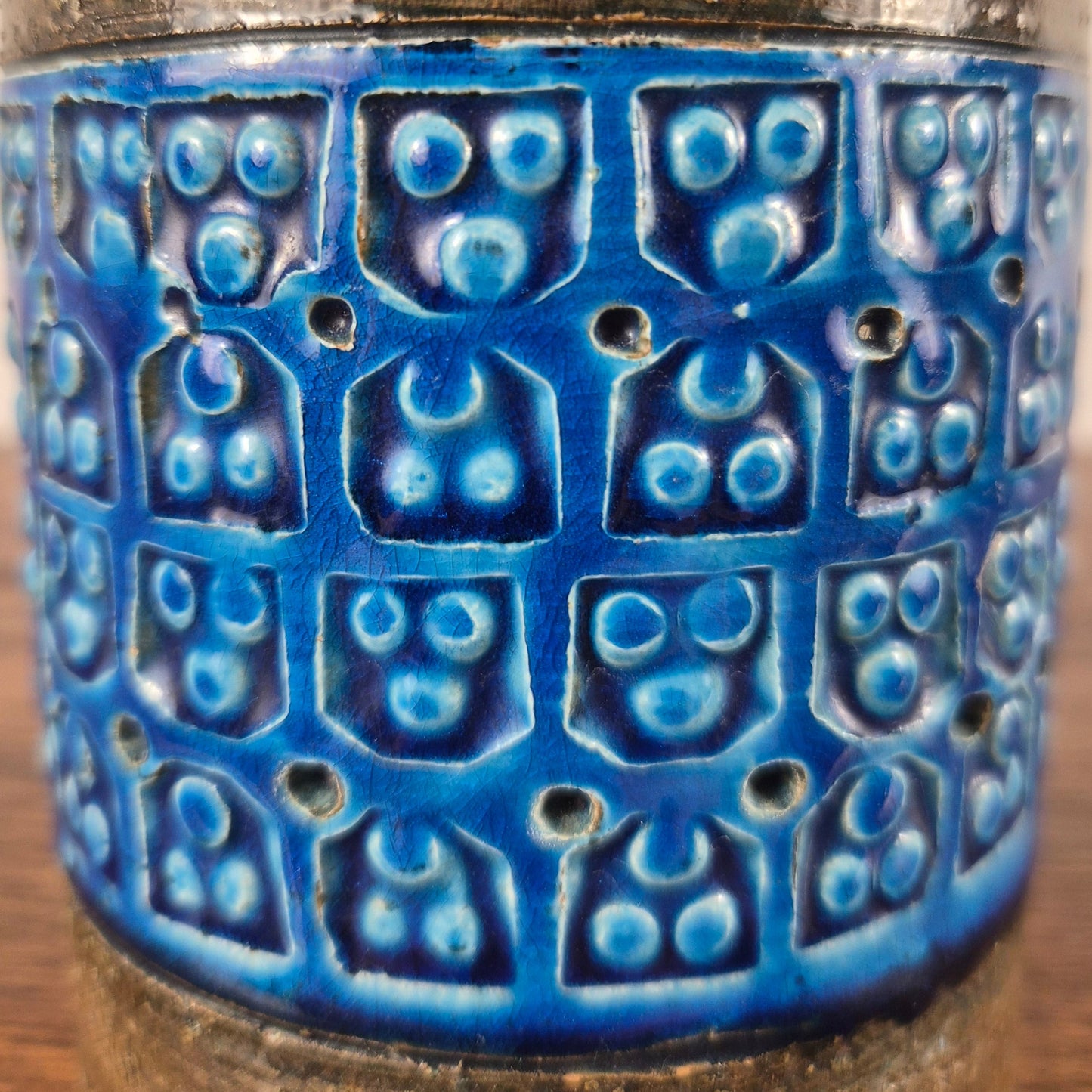 Vase en terre cuite à décor trifoglio céramique par Aldo Londi pour Bitossi – détail du design – en céramique – Italie, années 1960 – Atelier 56